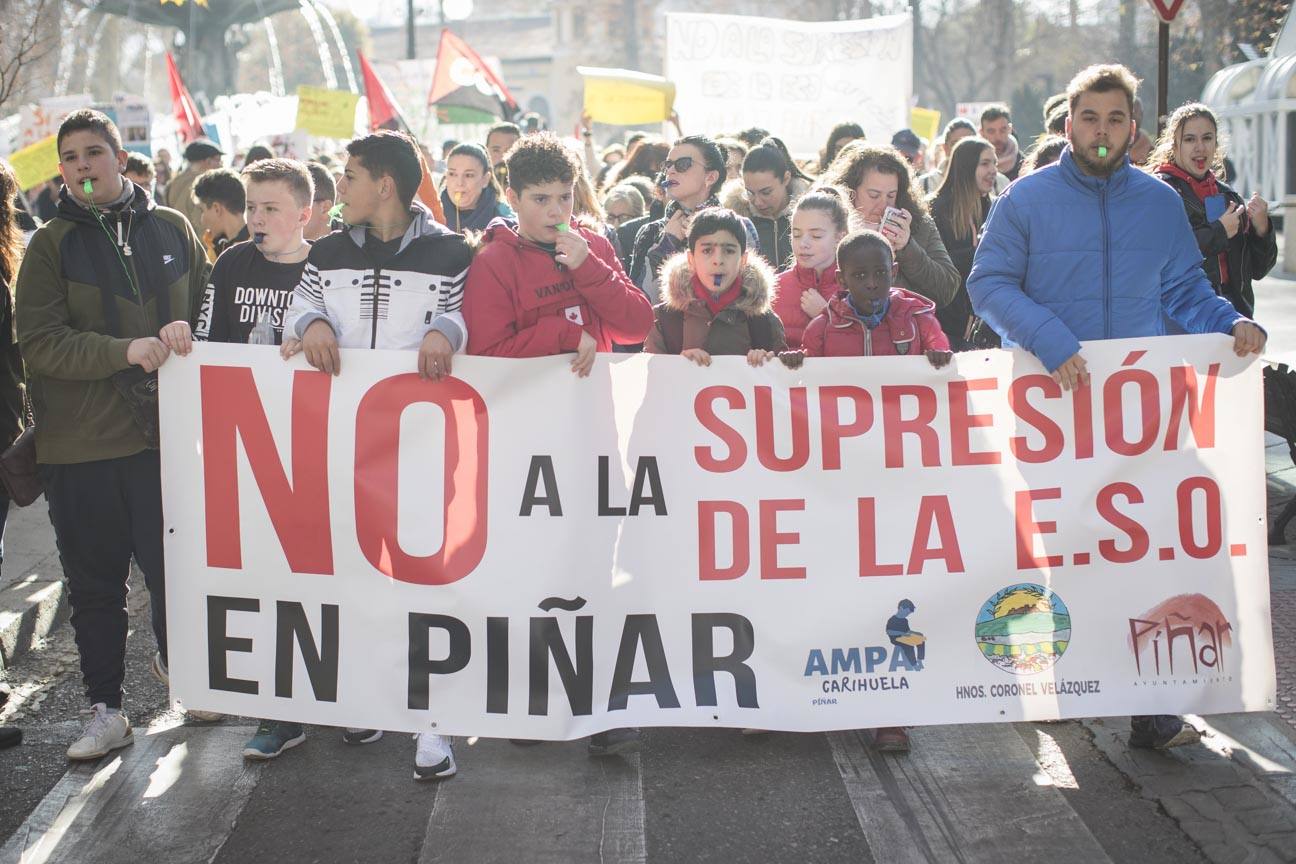 Cientos de personas se han manifestado contra los cambios en los colegios rurales