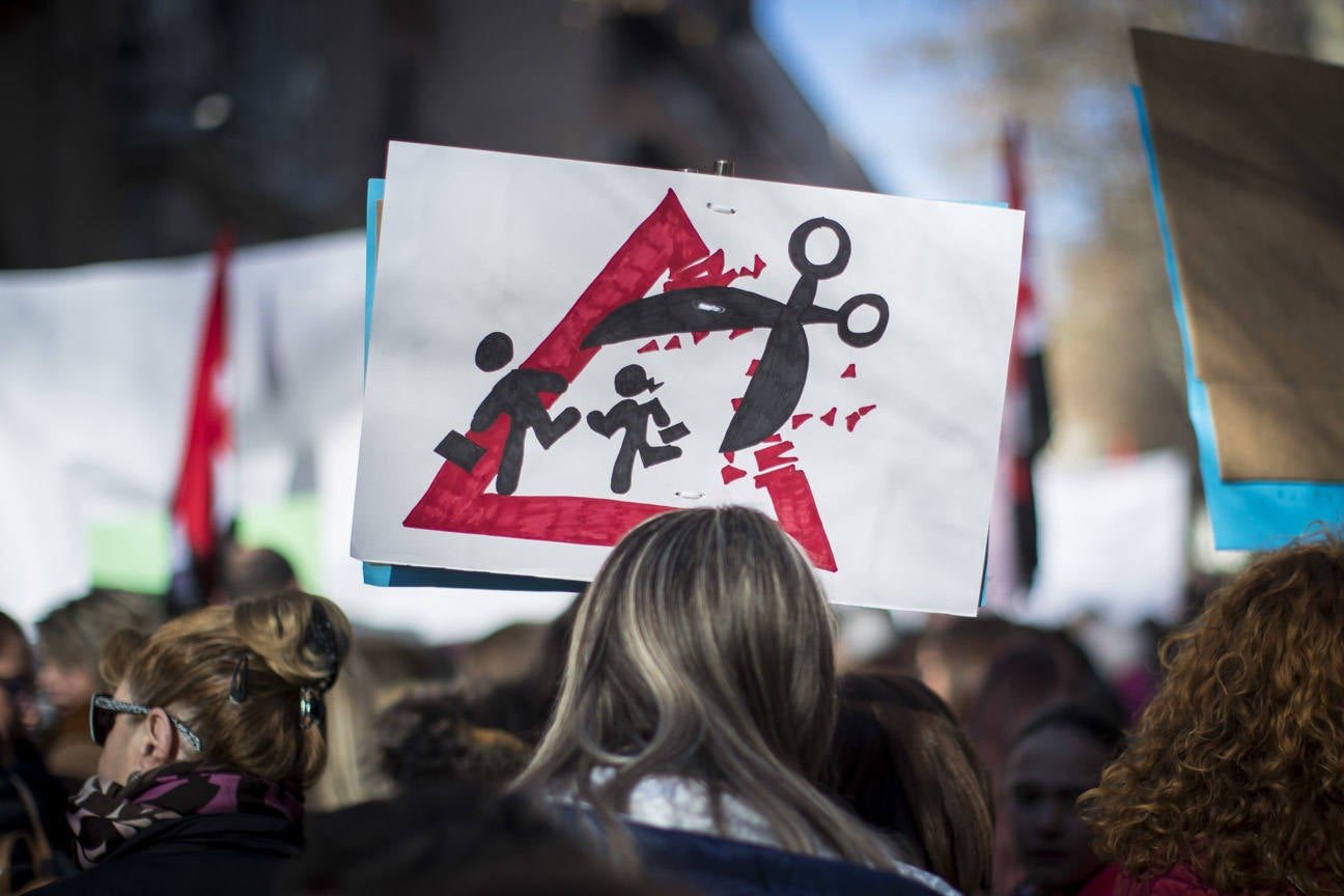 Cientos de personas se han manifestado contra los cambios en los colegios rurales