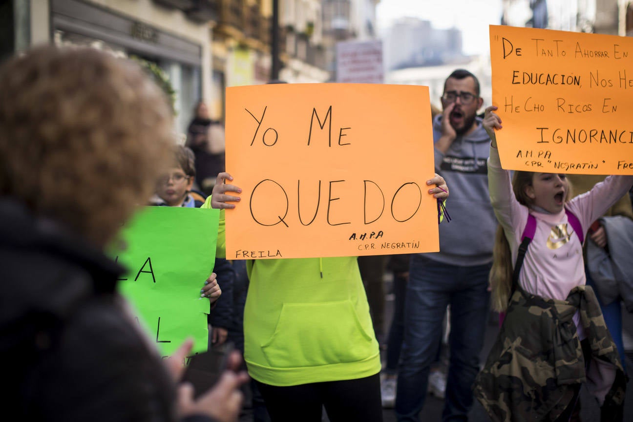 Cientos de personas se han manifestado contra los cambios en los colegios rurales