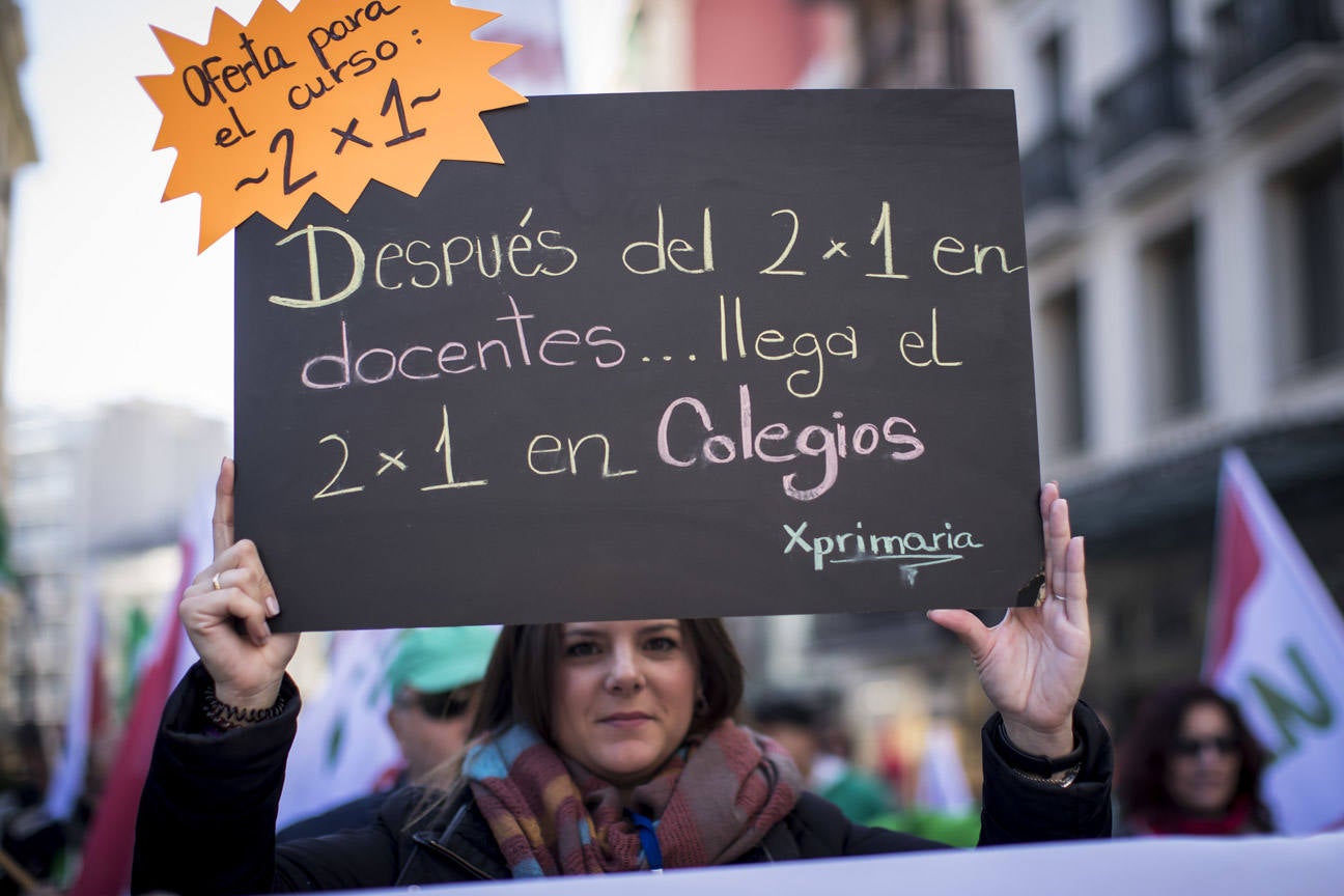 Cientos de personas se han manifestado contra los cambios en los colegios rurales