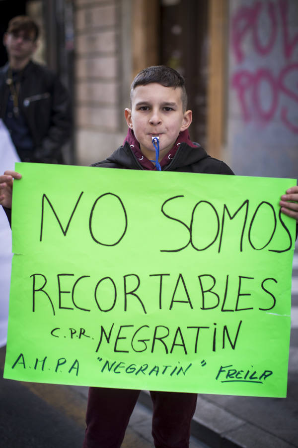 Cientos de personas se han manifestado contra los cambios en los colegios rurales