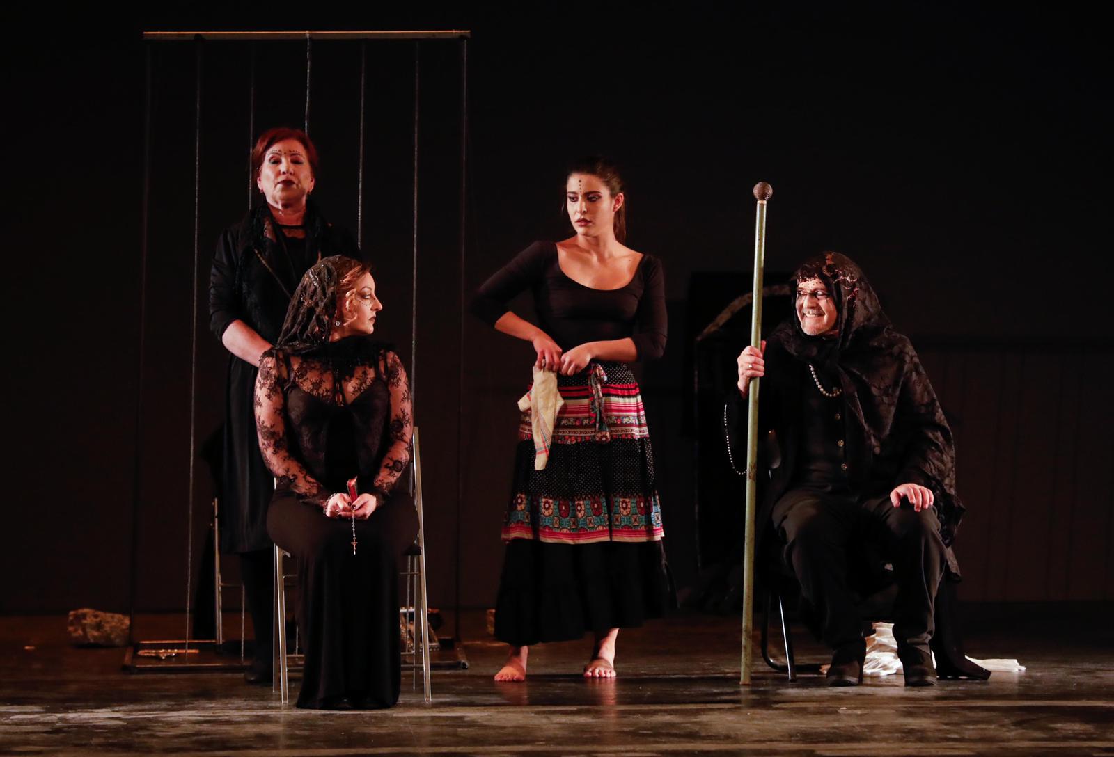 La compañía que dirige Jesús García Amezcua recrea el texto de Lorca trufado de música 