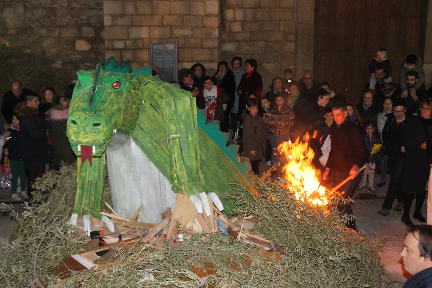 La noche del 16 de enero, la de San Antón, es siempre de tradición en Jaén, pero este año, lo ha sido un poco más, ya que hubo nueve lumbres, además de la oficial