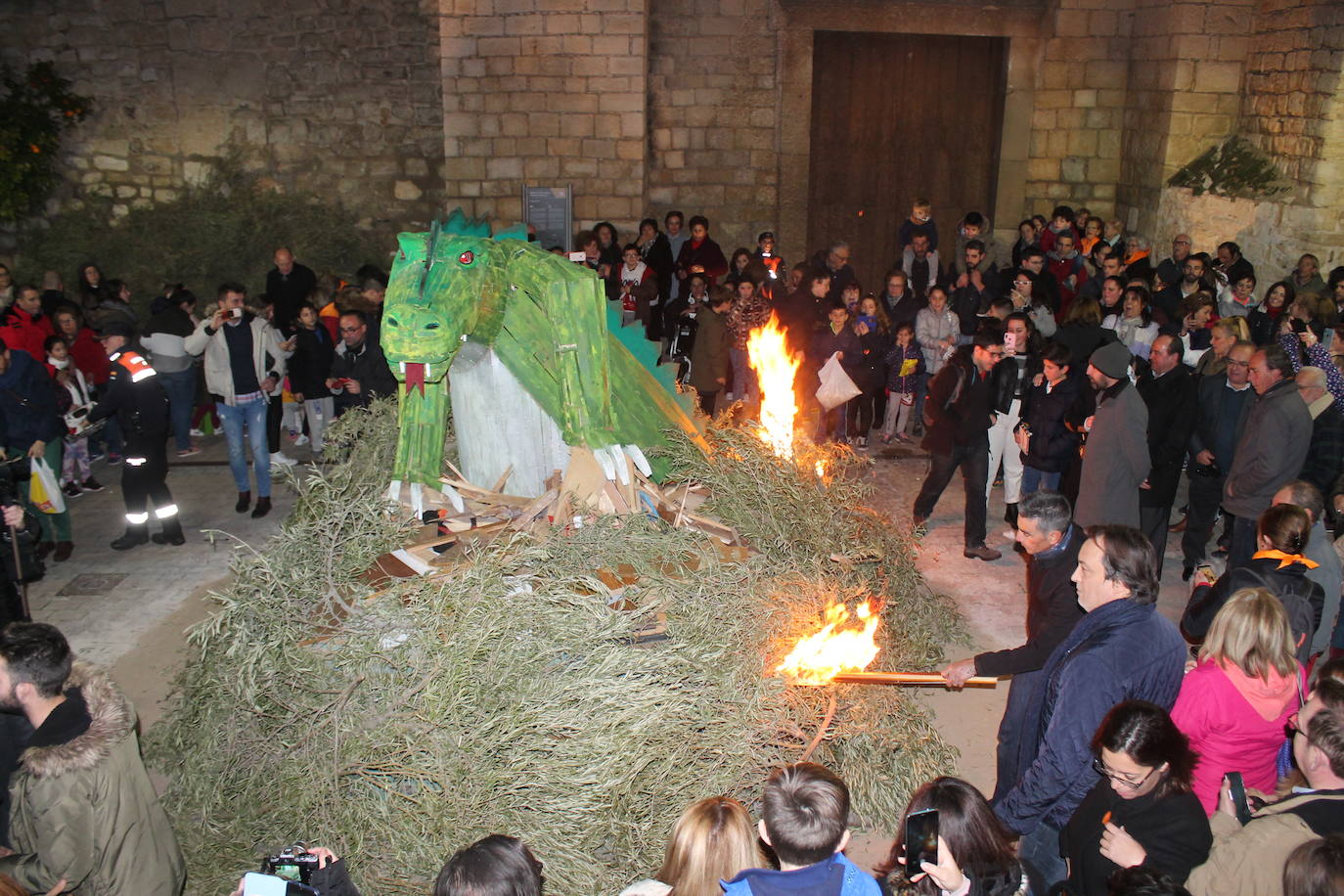 La noche del 16 de enero, la de San Antón, es siempre de tradición en Jaén, pero este año, lo ha sido un poco más, ya que hubo nueve lumbres, además de la oficial
