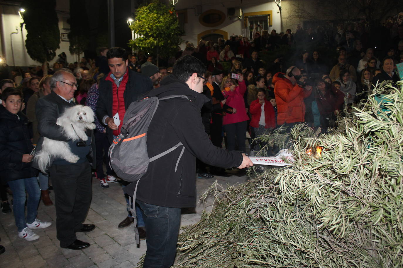 La noche del 16 de enero, la de San Antón, es siempre de tradición en Jaén, pero este año, lo ha sido un poco más, ya que hubo nueve lumbres, además de la oficial