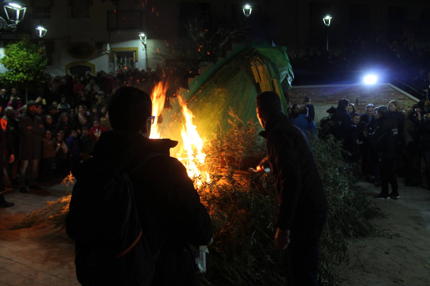 La noche del 16 de enero, la de San Antón, es siempre de tradición en Jaén, pero este año, lo ha sido un poco más, ya que hubo nueve lumbres, además de la oficial
