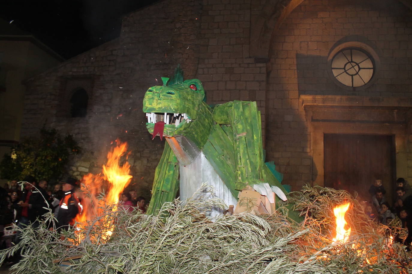 La noche del 16 de enero, la de San Antón, es siempre de tradición en Jaén, pero este año, lo ha sido un poco más, ya que hubo nueve lumbres, además de la oficial