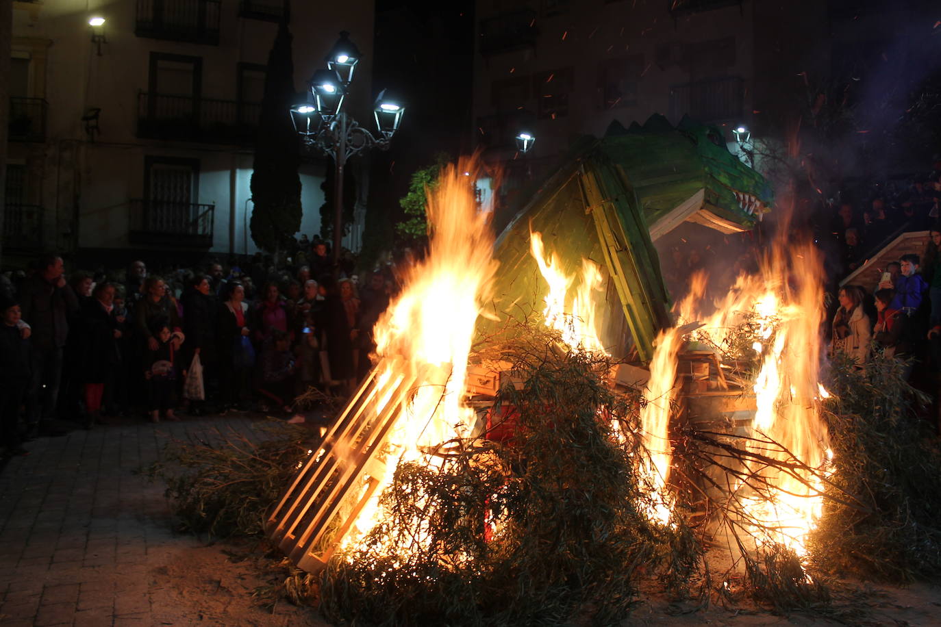 La noche del 16 de enero, la de San Antón, es siempre de tradición en Jaén, pero este año, lo ha sido un poco más, ya que hubo nueve lumbres, además de la oficial