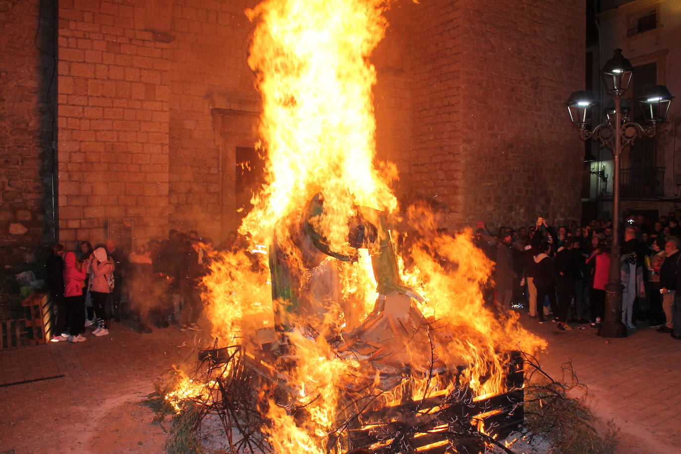 La noche del 16 de enero, la de San Antón, es siempre de tradición en Jaén, pero este año, lo ha sido un poco más, ya que hubo nueve lumbres, además de la oficial