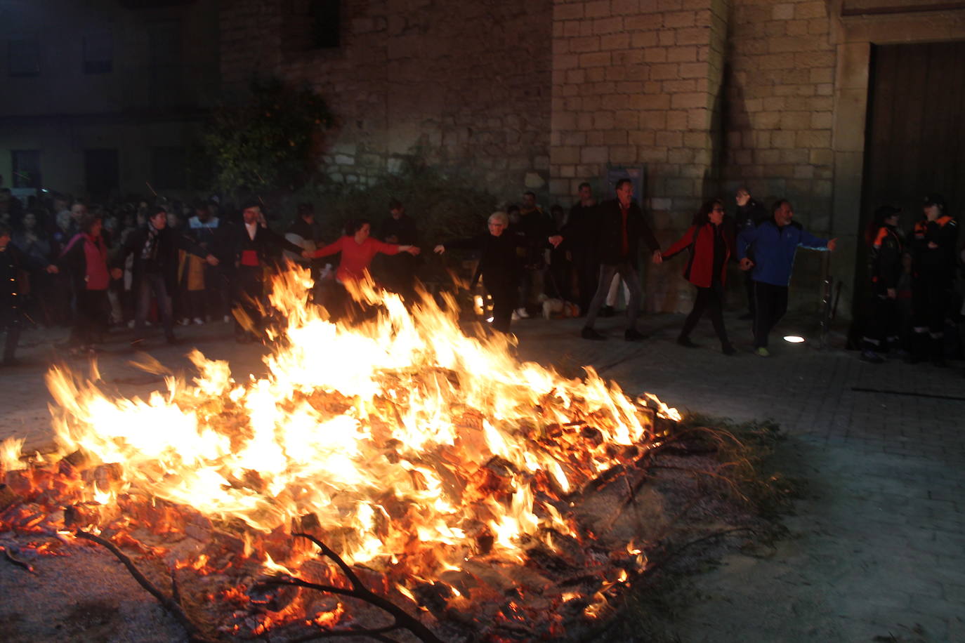 La noche del 16 de enero, la de San Antón, es siempre de tradición en Jaén, pero este año, lo ha sido un poco más, ya que hubo nueve lumbres, además de la oficial