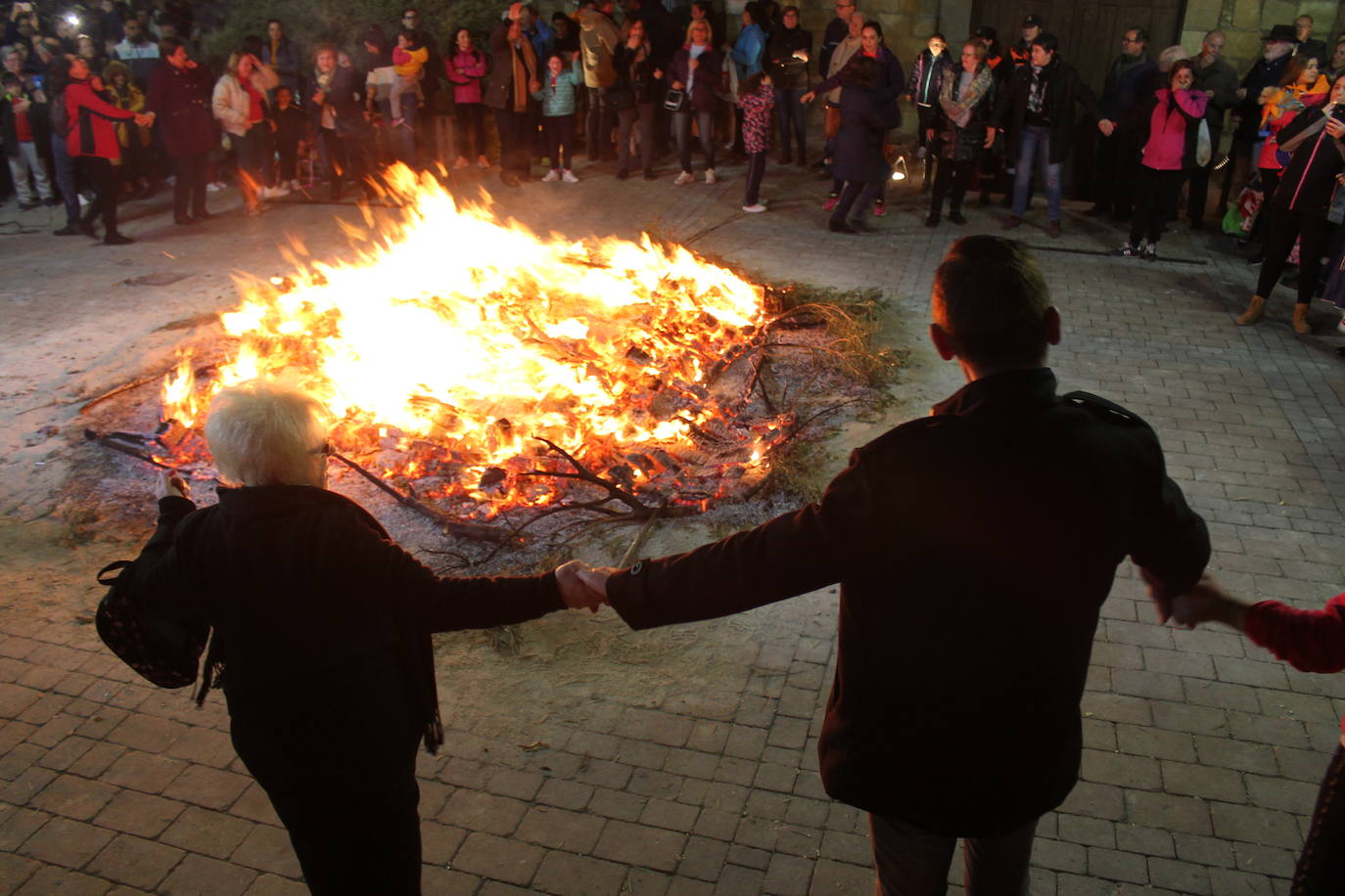 La noche del 16 de enero, la de San Antón, es siempre de tradición en Jaén, pero este año, lo ha sido un poco más, ya que hubo nueve lumbres, además de la oficial
