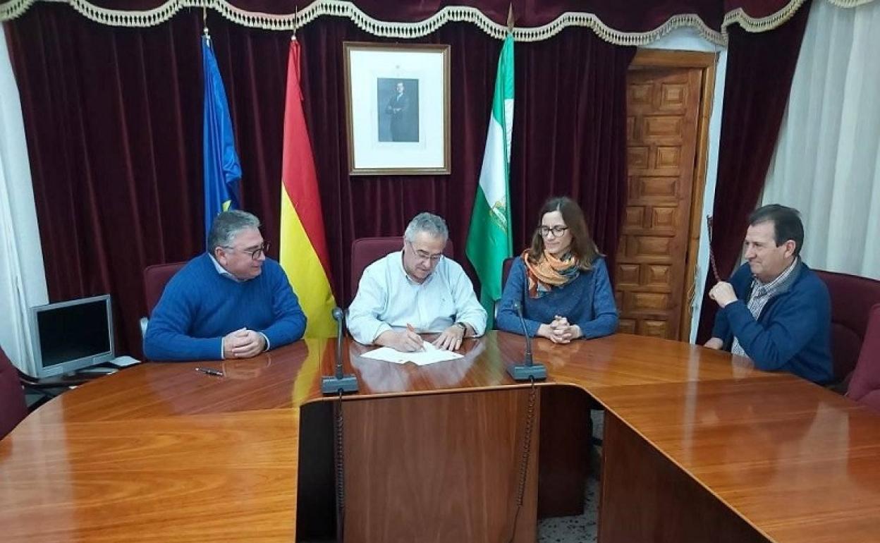 El todavía alcalde de Gérgal, Miguel Guijarro, firamando un documento.