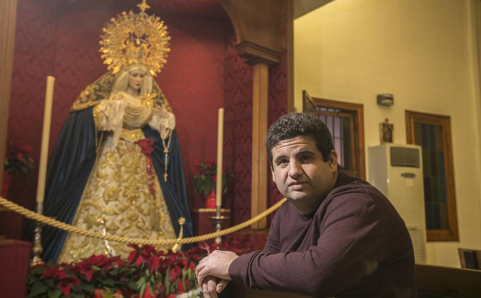 Estefan Rosillo, un cofrade que llena de la ilusión la Semana Santa de Granada. 