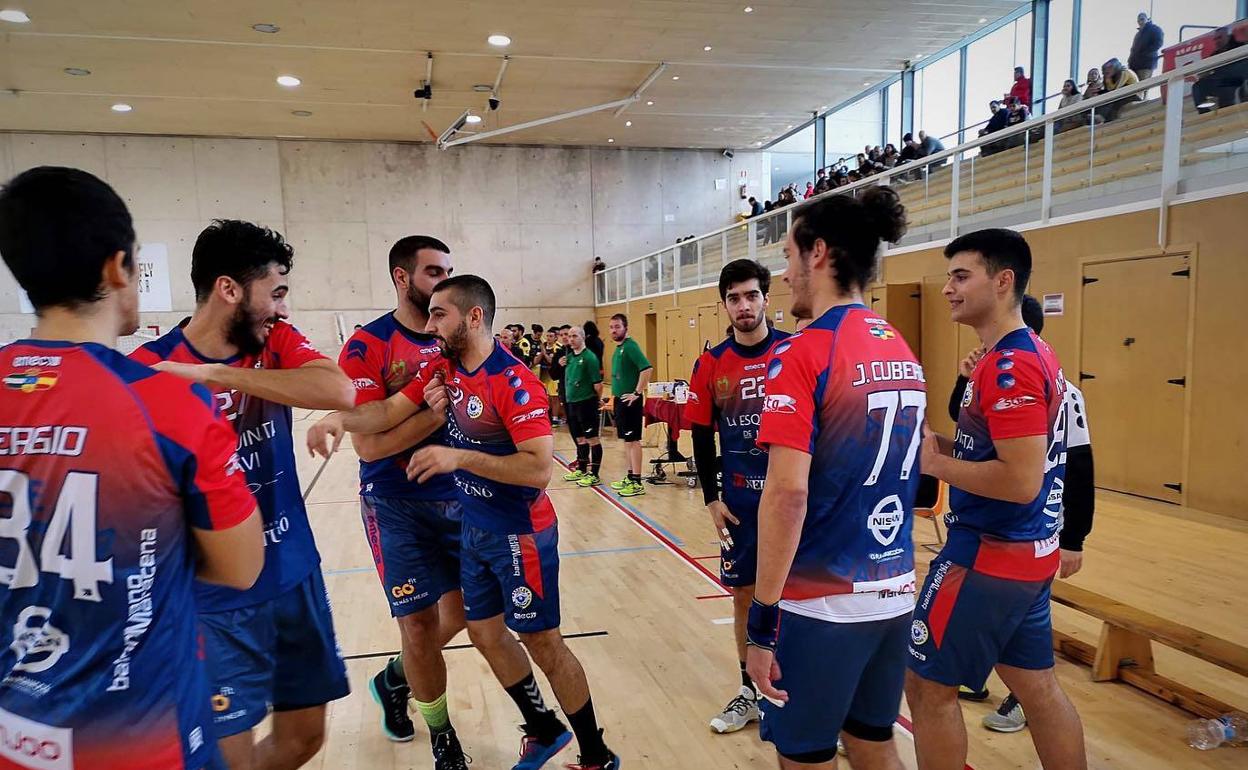 Los jugadores del Maracena se dan ánimos antes de jugar un partido. 