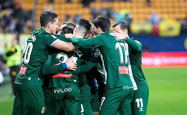 Los jugadores del Espanyol celebran el gol de David López.