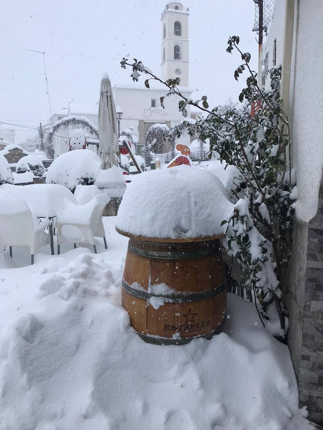Almería se tiñe de blanco.