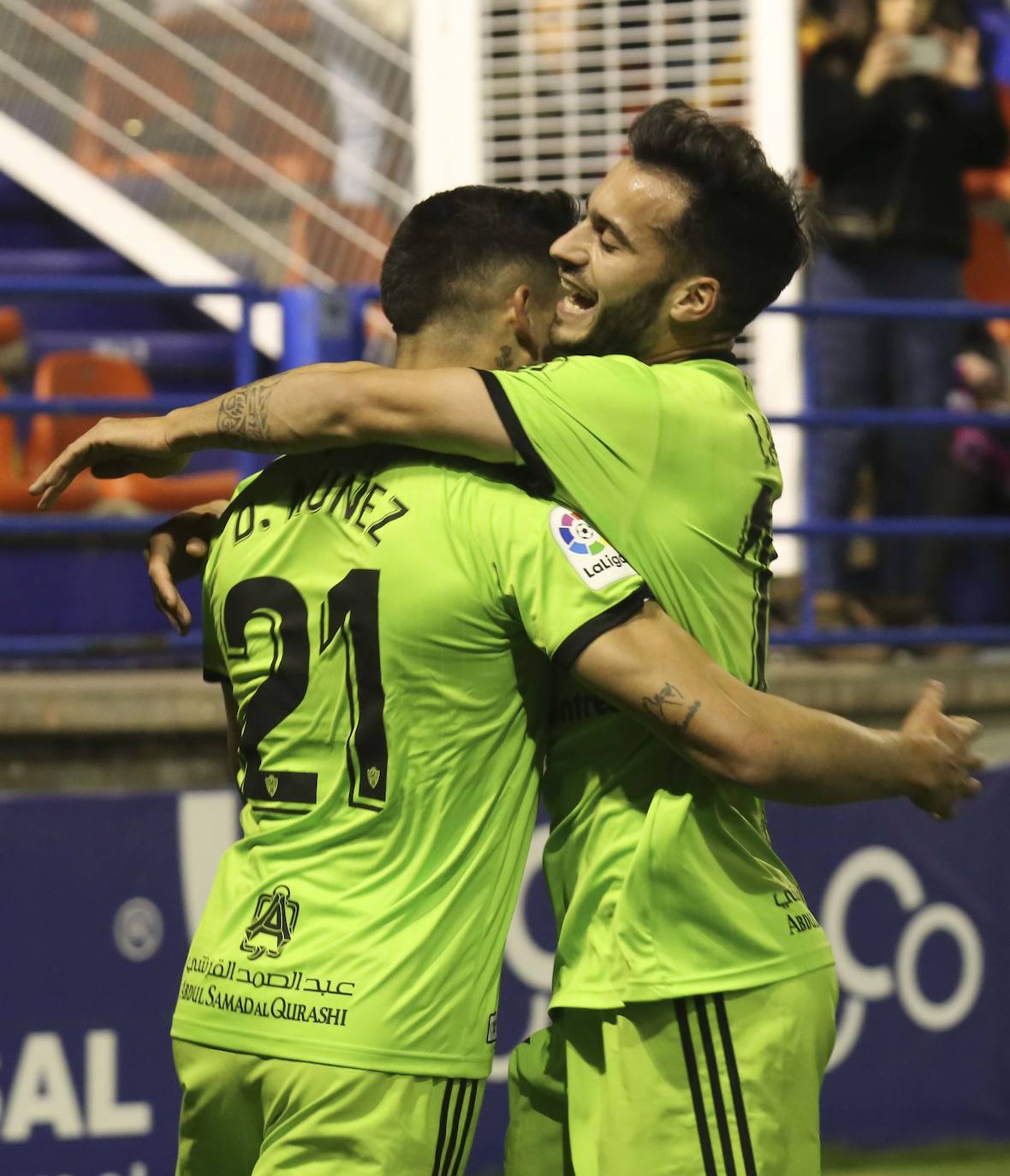 Darwin Núñez y Lazo se abrazan tras el segundo gol en el Francisco de la Hera. 