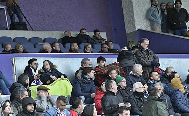 Palco del Real Jaén, con Andrés Rodríguez, durante el partido frente al Motril. 