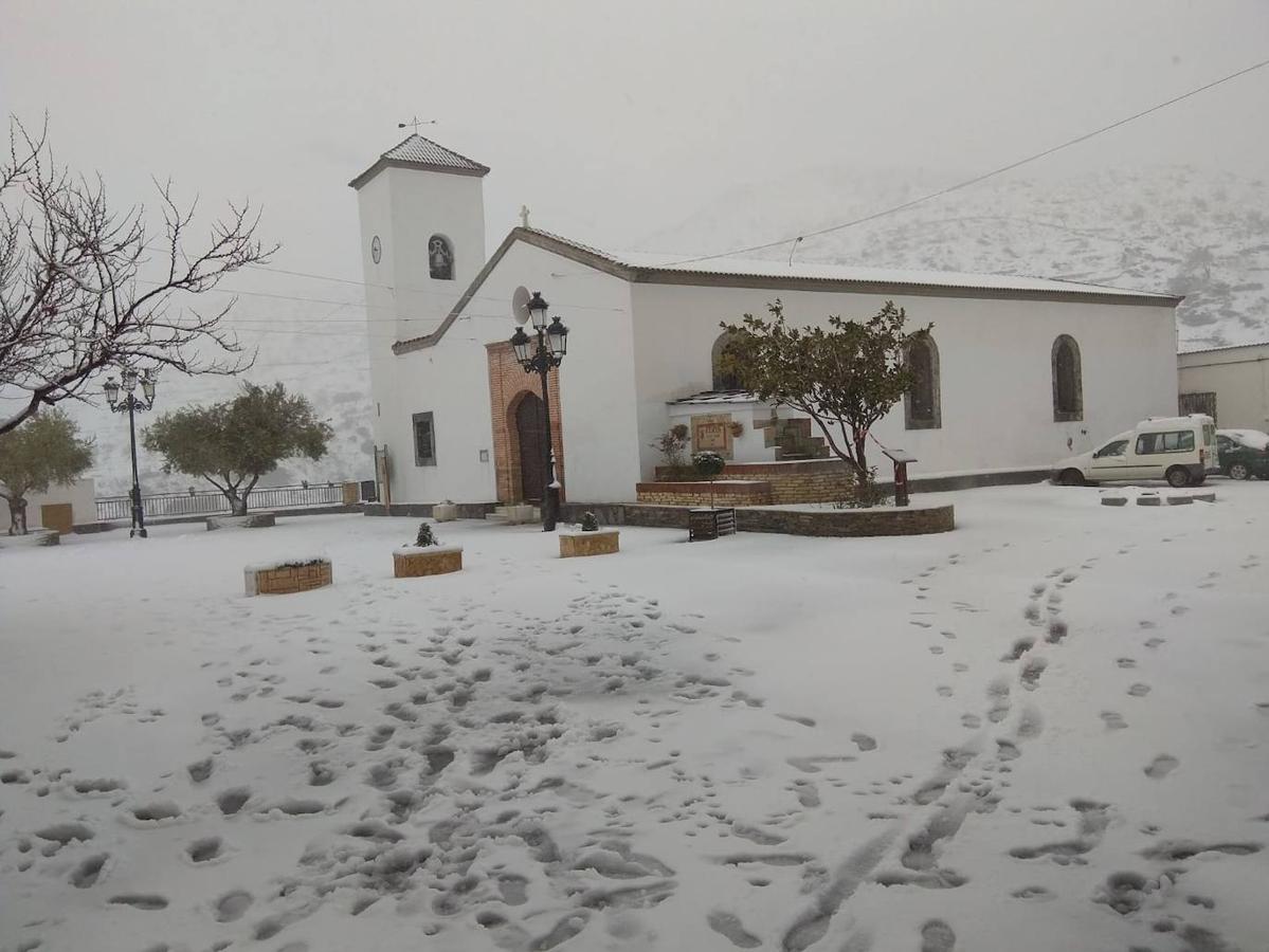 Almería se tiñe de blanco.