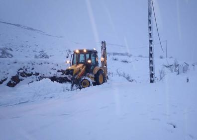 Imagen secundaria 1 - Algunas instantáneas que ha dejado tras de si la borrasca en Almería.