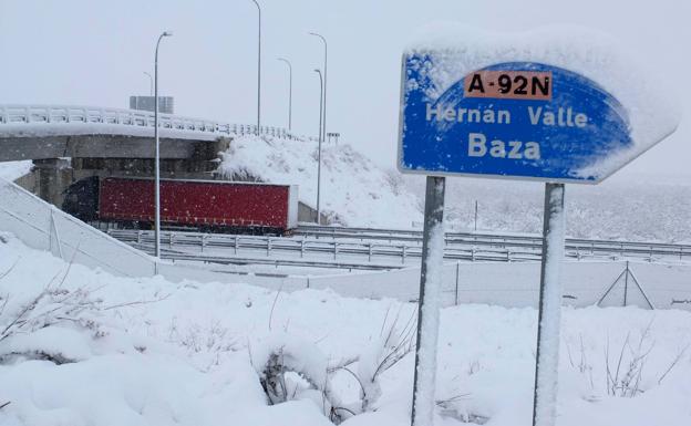 La nieve origina accidentes, cortes en la A-92, retenciones y auxilios