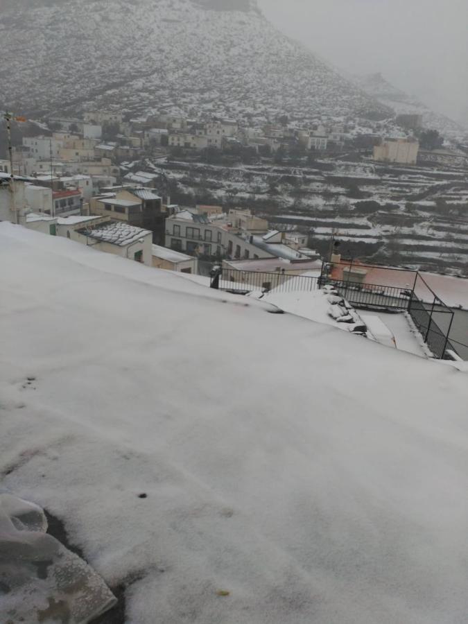 Almería se tiñe de blanco.