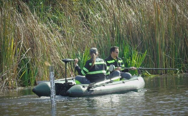 Técnicos de la UGR y Medio Ambiente han recogido muestras en la Charca Suárez.