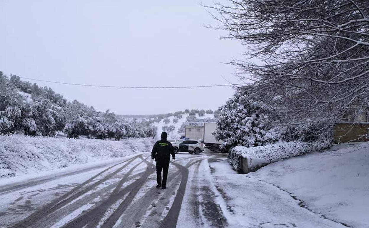 Acceso a Noalejo cortado. 