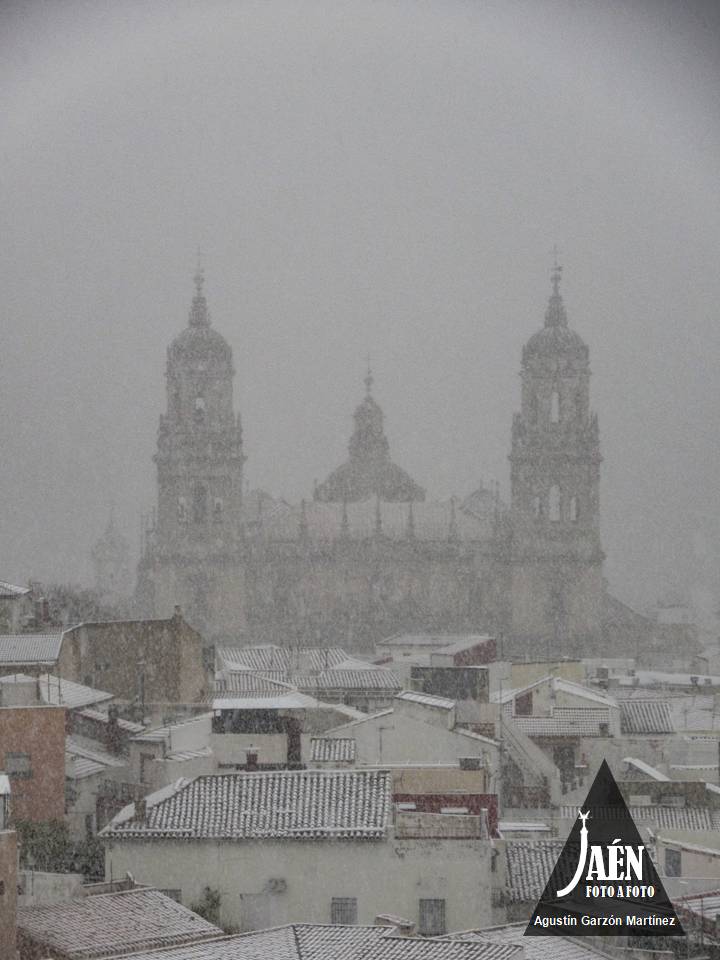 Jaén capital y su provincia se visten de blanco este lunes por el temporal.