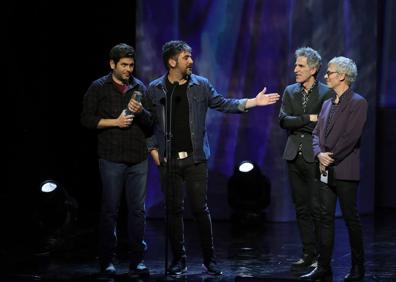 Imagen secundaria 1 - José Luis Perales, Estopa y la presidenta del Congreso de los Diputados, Meritxel Batet, y el presidente de la Entidad de Gestión de los derechos de la Propiedad Intelectual (Agedi), Antonio Guisasola.
