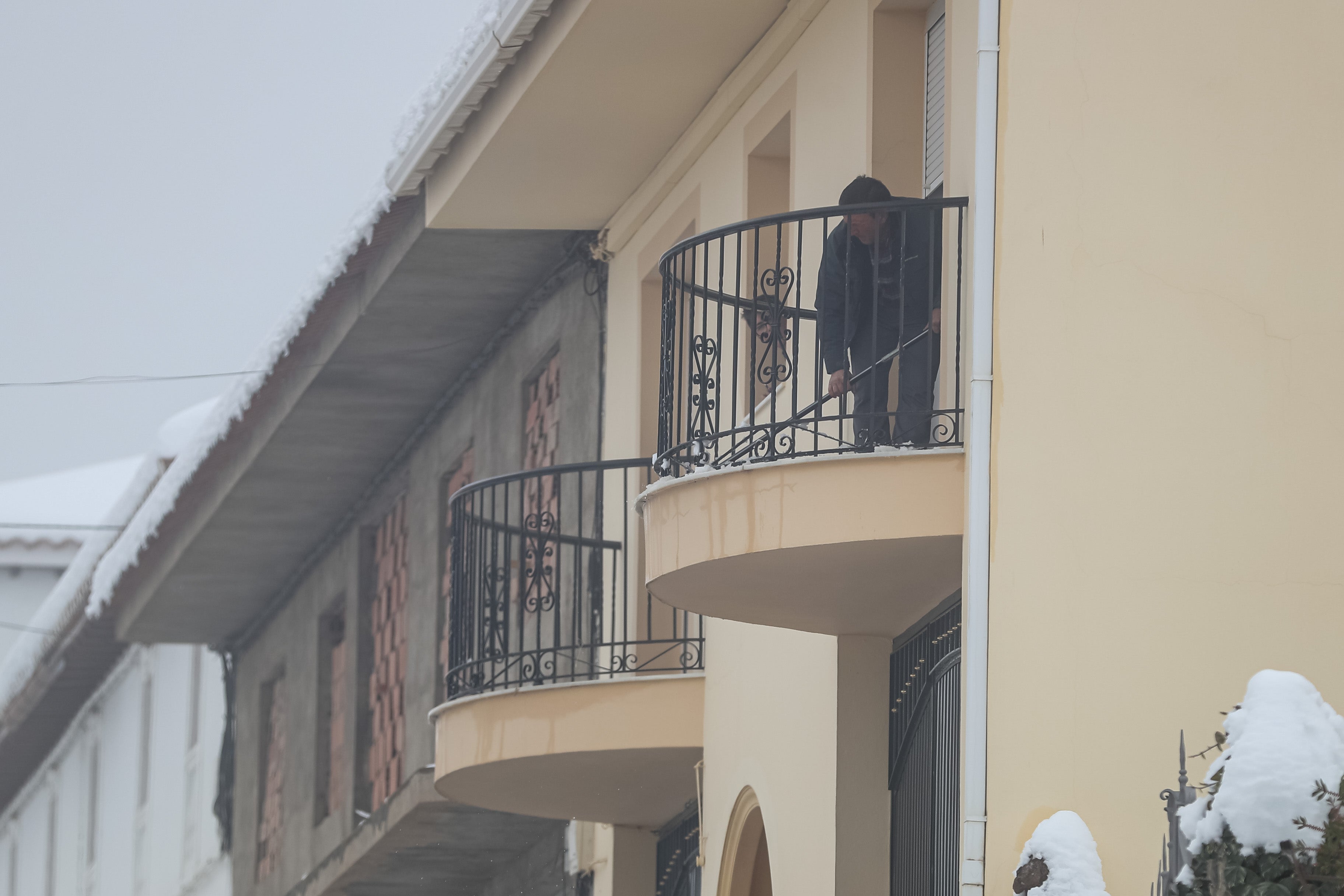 Son los propios vecinos los que arriman el hombro para abrir senderos en los muros de nieve,que ha dejado estampas para el recuerdo