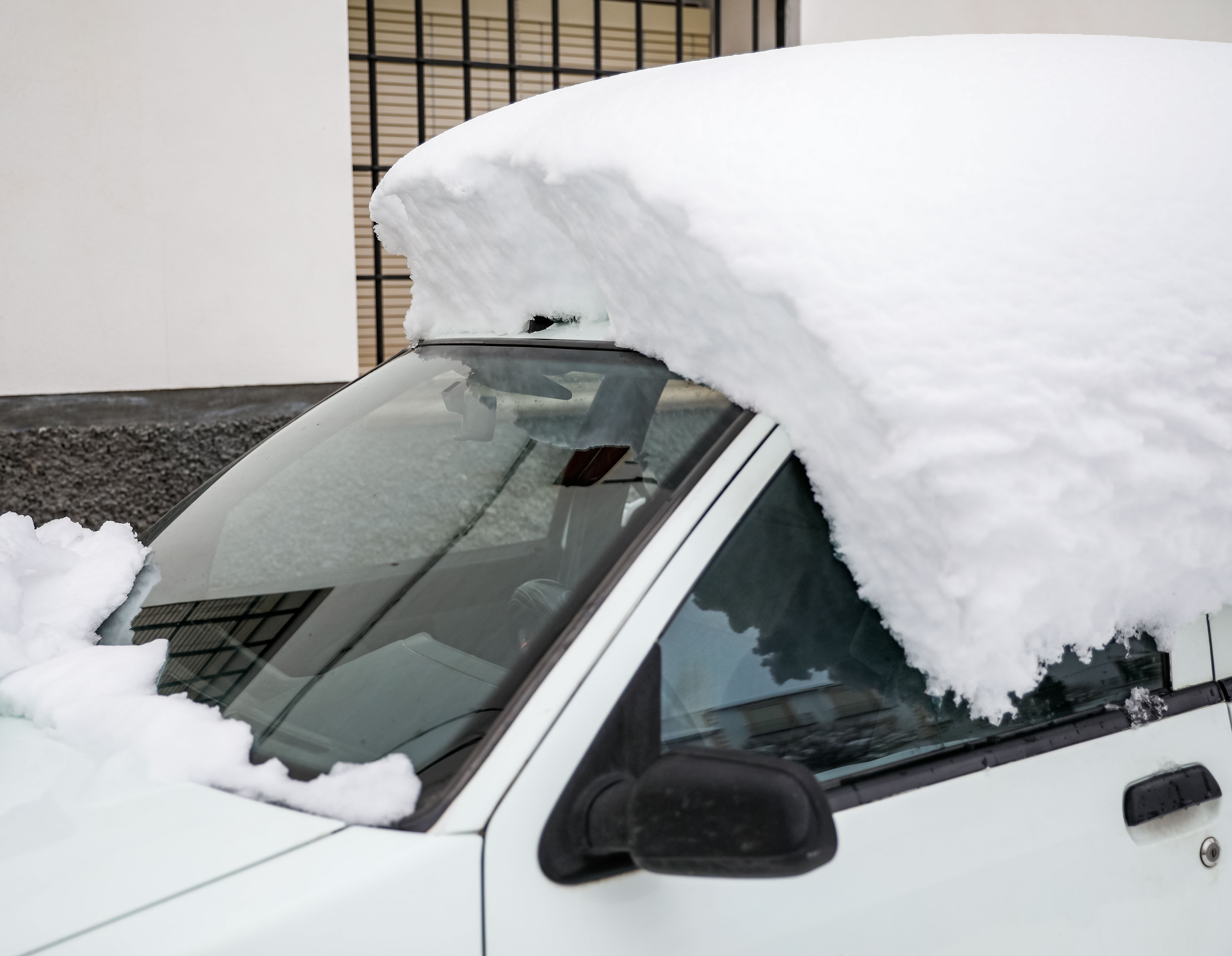 Son los propios vecinos los que arriman el hombro para abrir senderos en los muros de nieve,que ha dejado estampas para el recuerdo