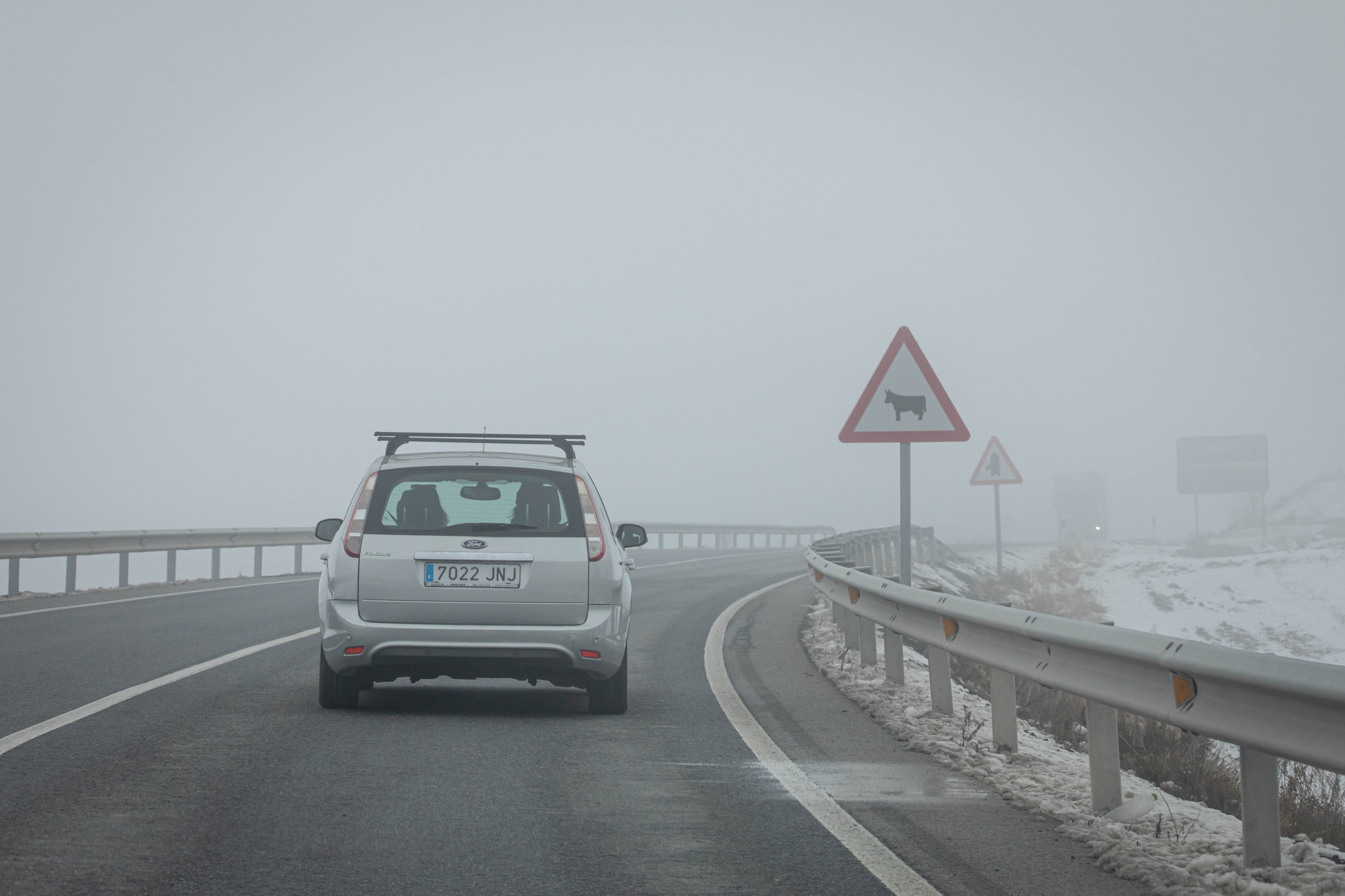 Son los propios vecinos los que arriman el hombro para abrir senderos en los muros de nieve,que ha dejado estampas para el recuerdo