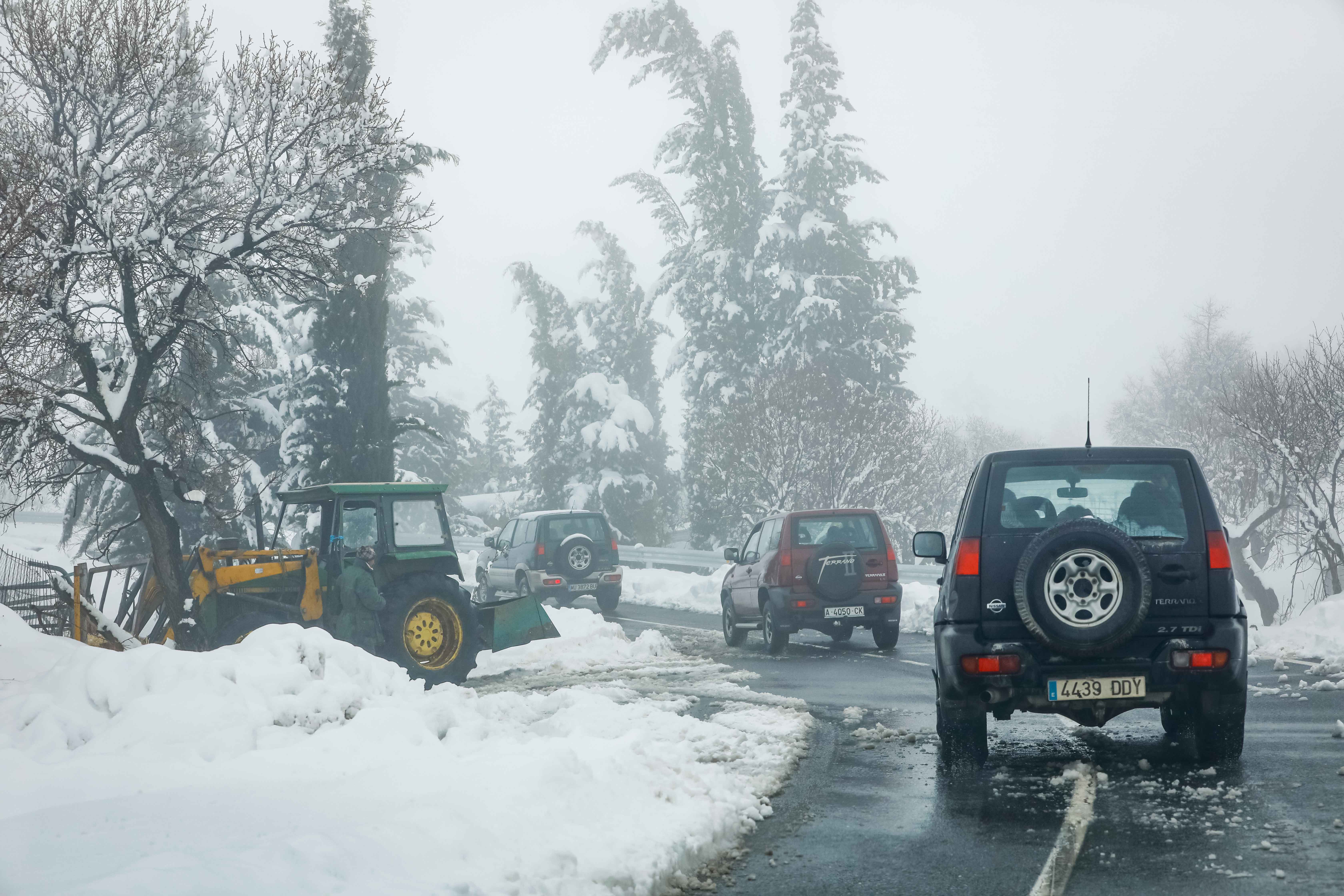 Son los propios vecinos los que arriman el hombro para abrir senderos en los muros de nieve,que ha dejado estampas para el recuerdo