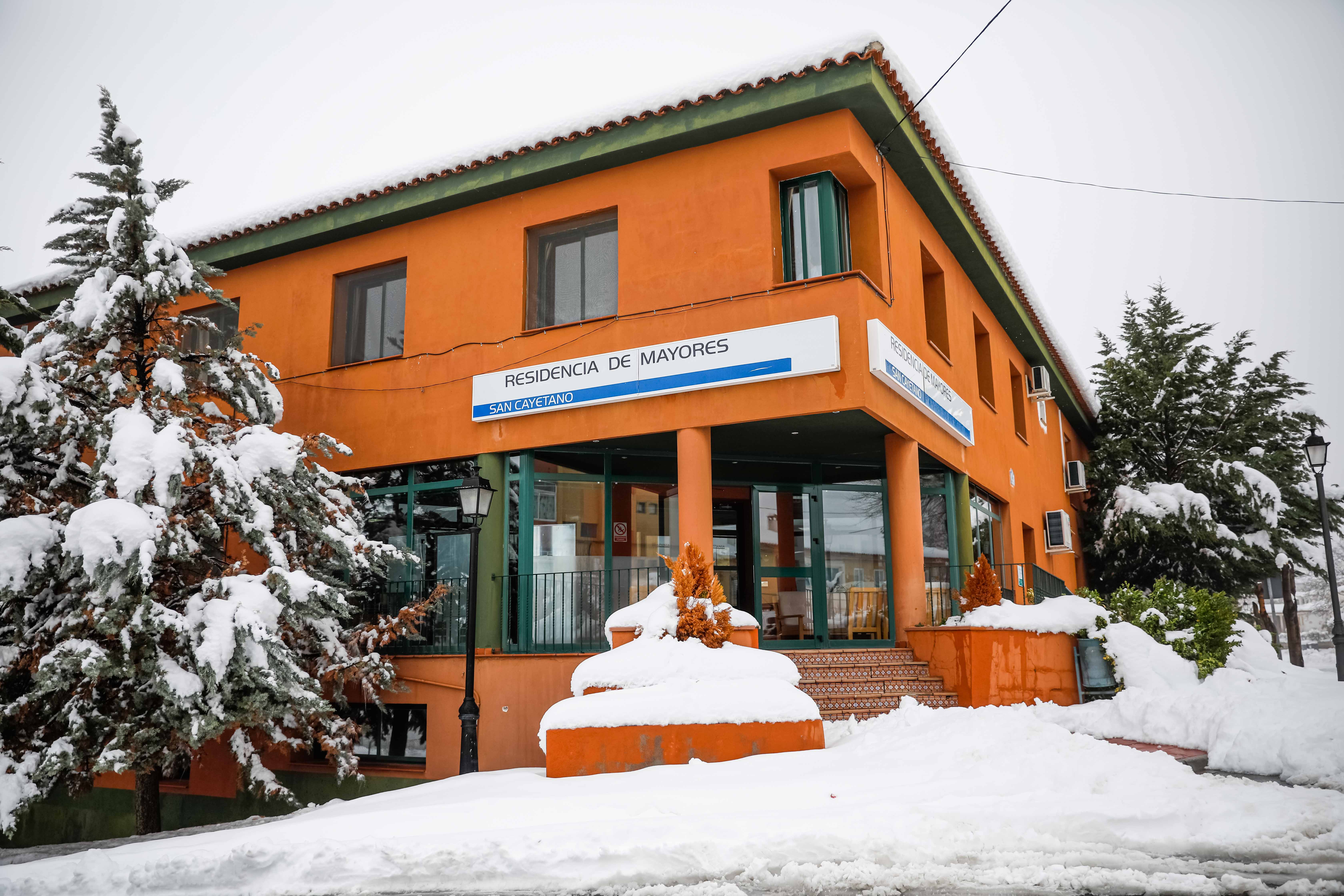 Son los propios vecinos los que arriman el hombro para abrir senderos en los muros de nieve,que ha dejado estampas para el recuerdo