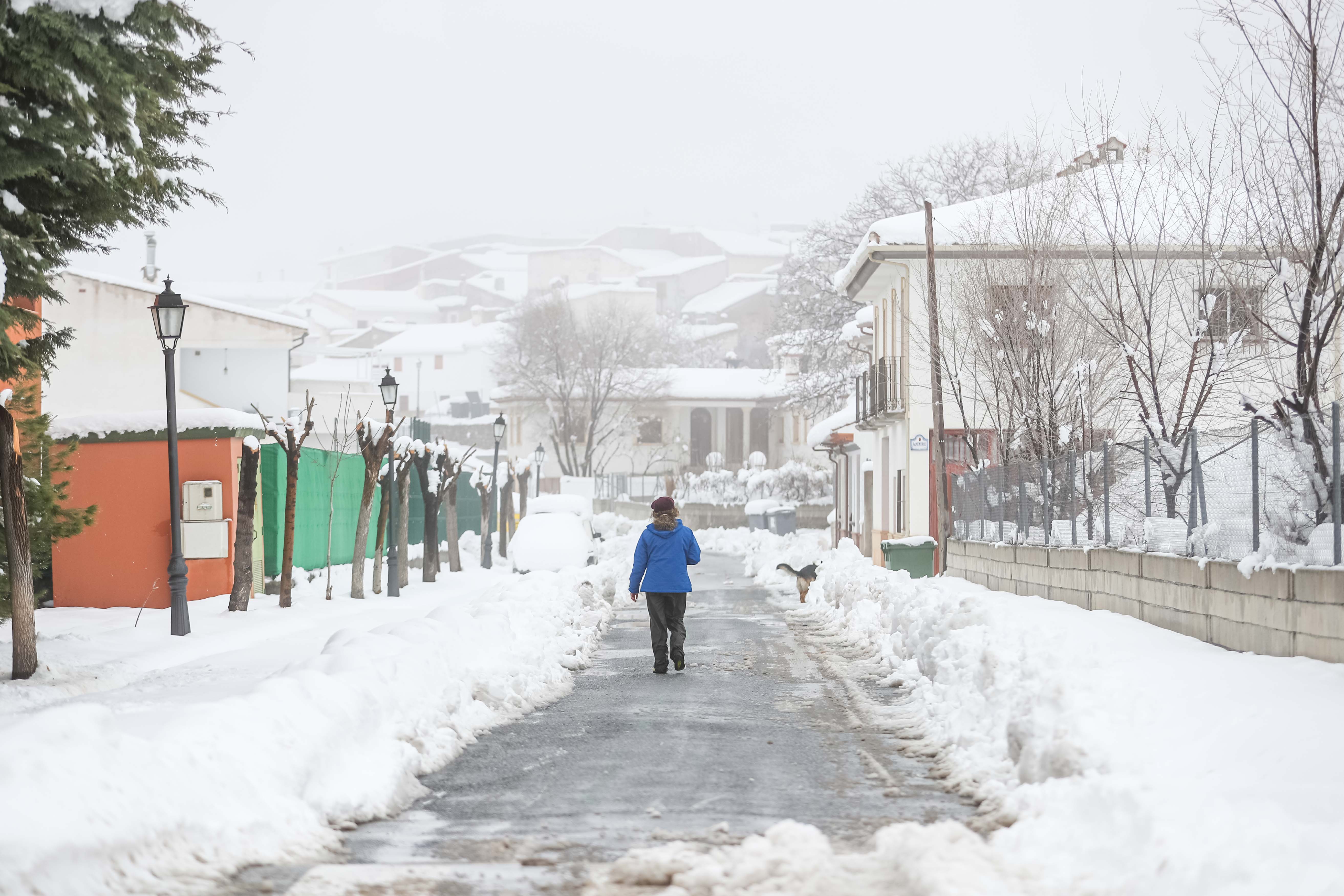 Son los propios vecinos los que arriman el hombro para abrir senderos en los muros de nieve,que ha dejado estampas para el recuerdo