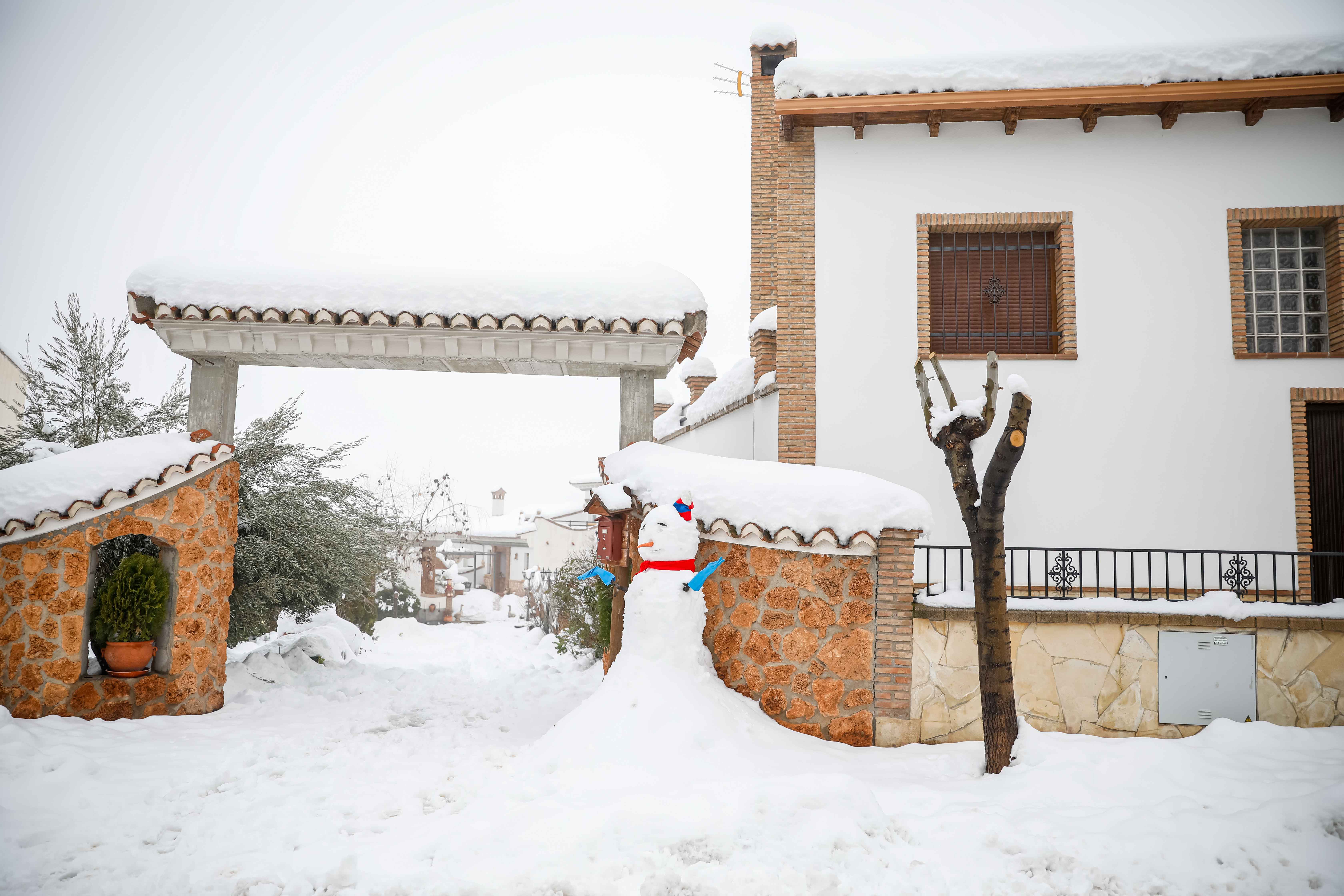 Son los propios vecinos los que arriman el hombro para abrir senderos en los muros de nieve,que ha dejado estampas para el recuerdo