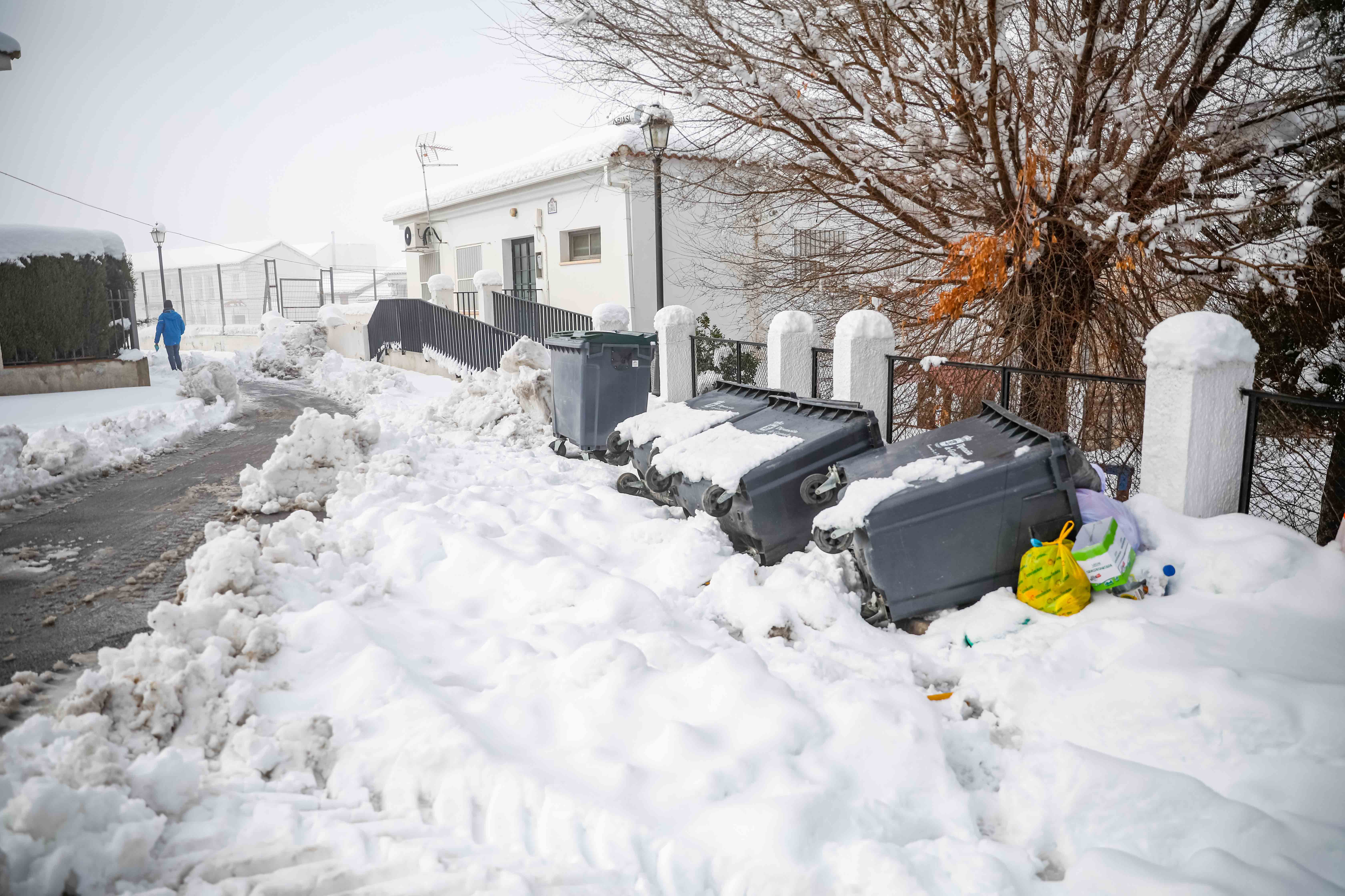 Son los propios vecinos los que arriman el hombro para abrir senderos en los muros de nieve,que ha dejado estampas para el recuerdo