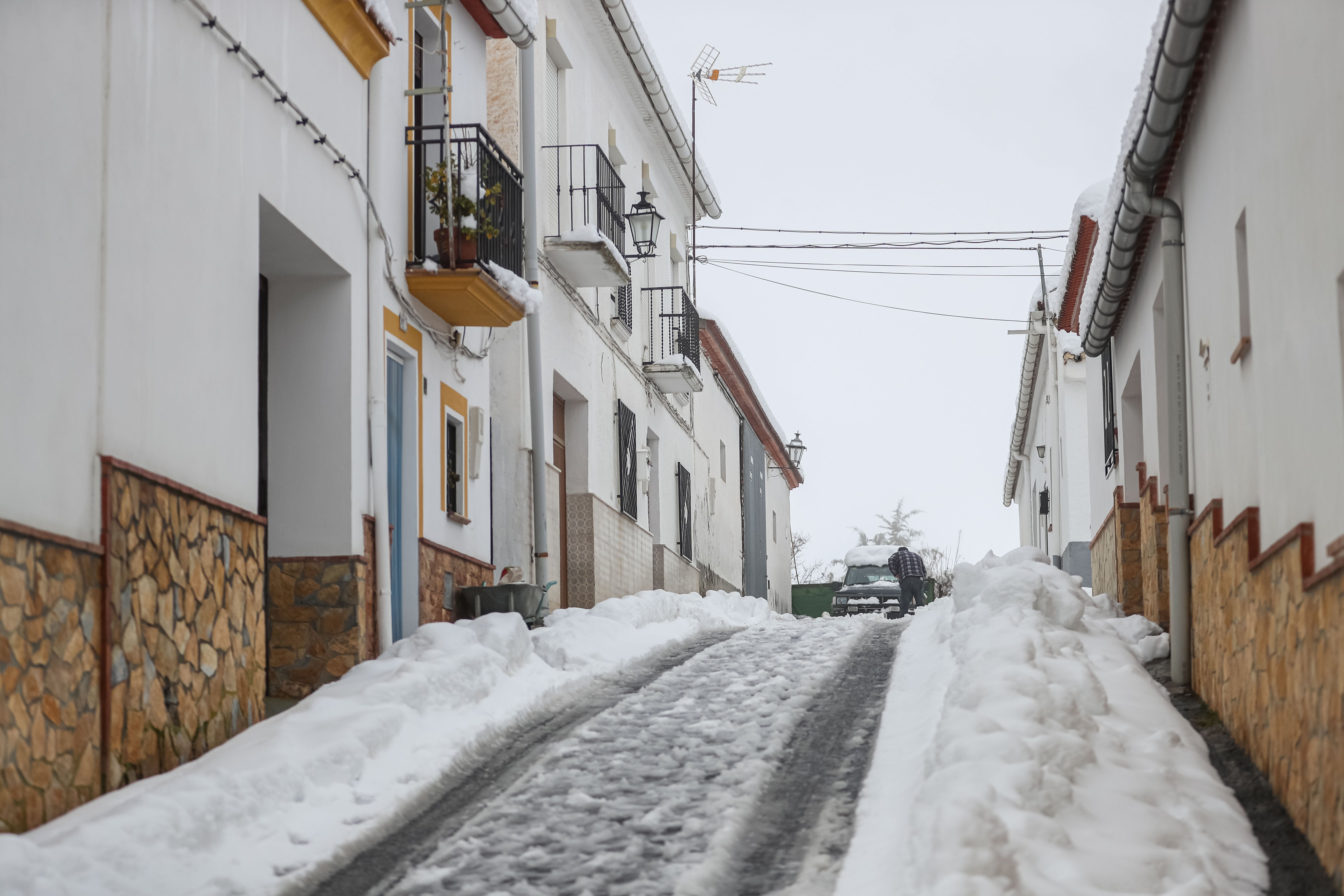 Son los propios vecinos los que arriman el hombro para abrir senderos en los muros de nieve,que ha dejado estampas para el recuerdo