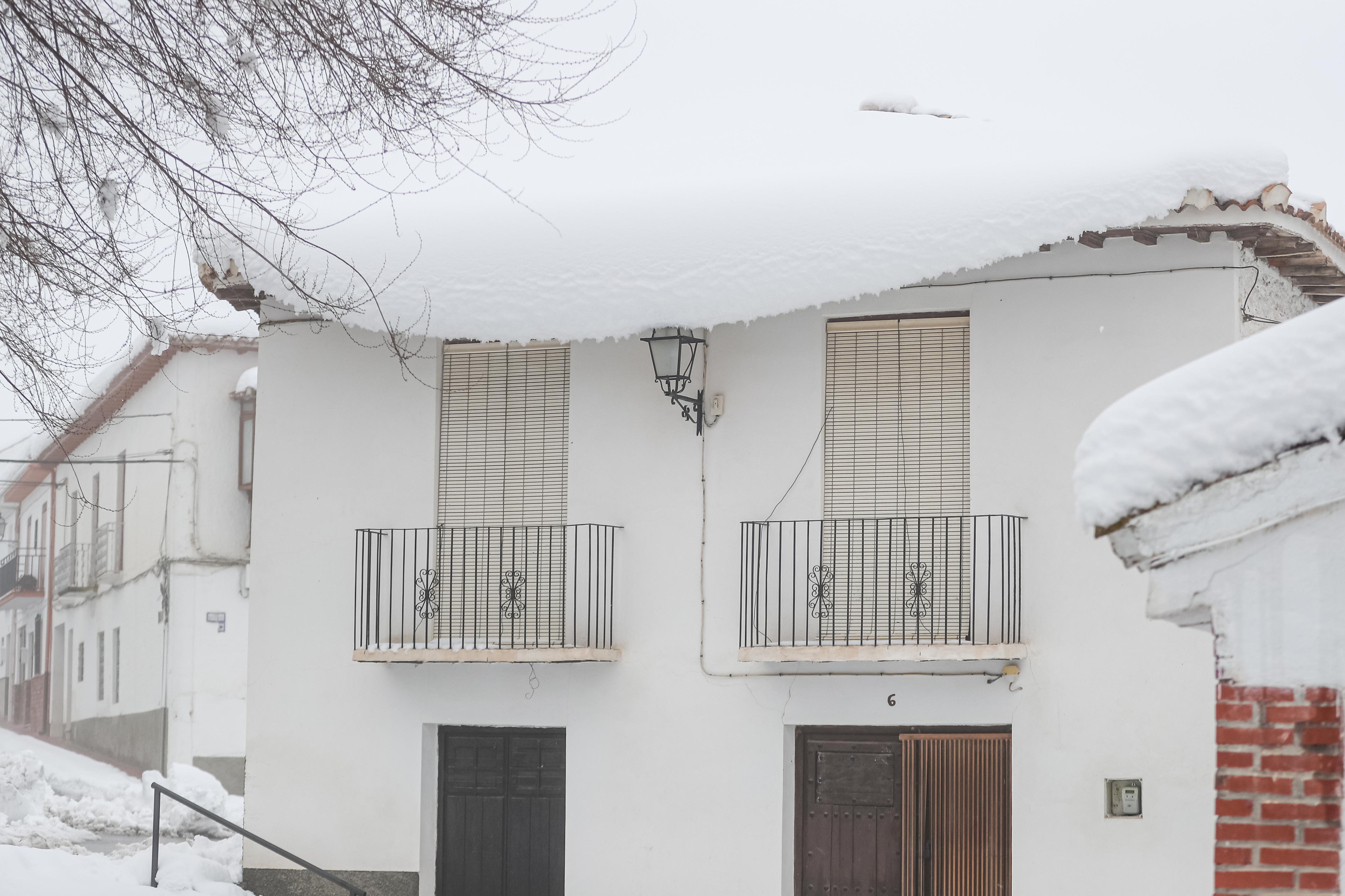 Son los propios vecinos los que arriman el hombro para abrir senderos en los muros de nieve,que ha dejado estampas para el recuerdo