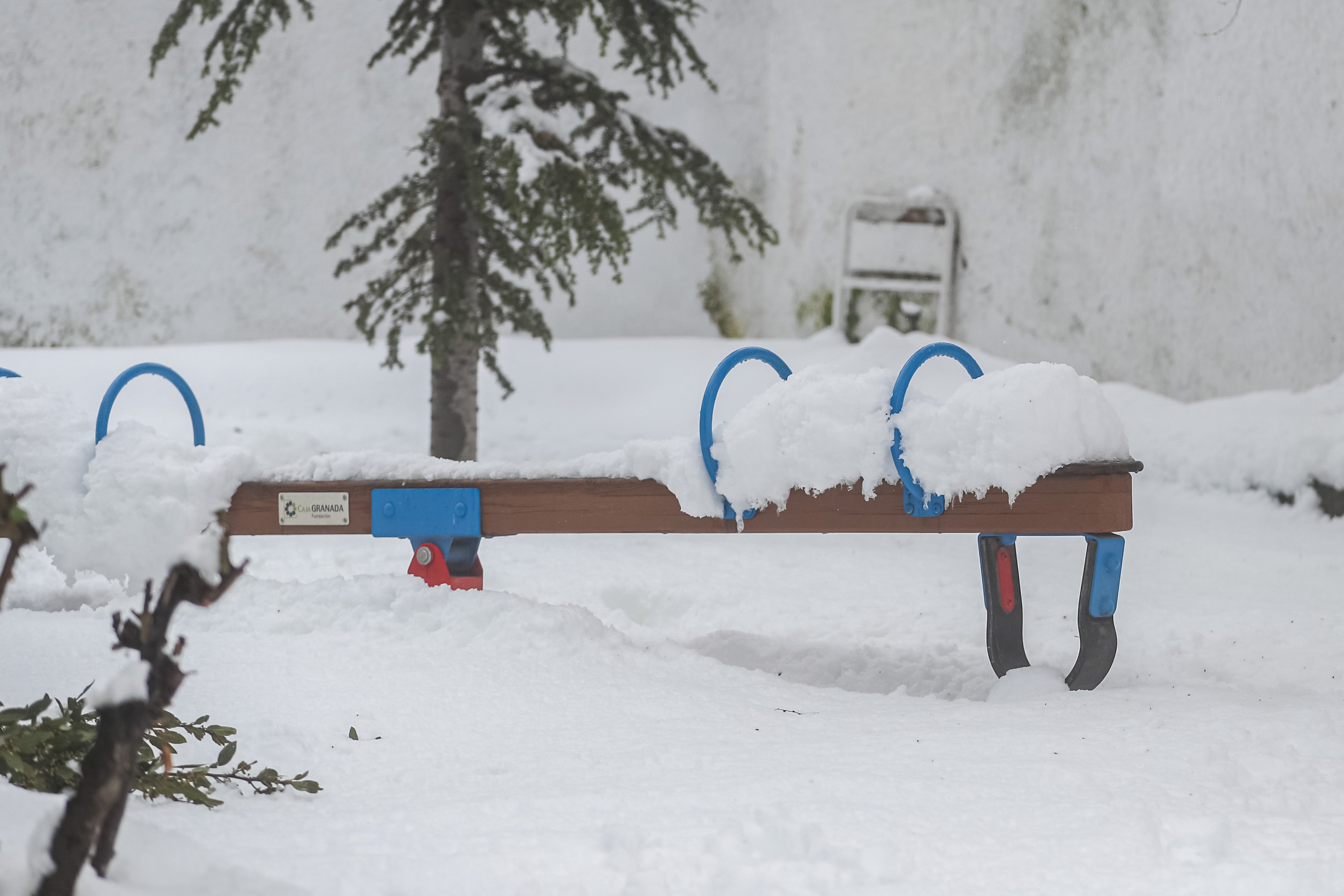 Son los propios vecinos los que arriman el hombro para abrir senderos en los muros de nieve,que ha dejado estampas para el recuerdo