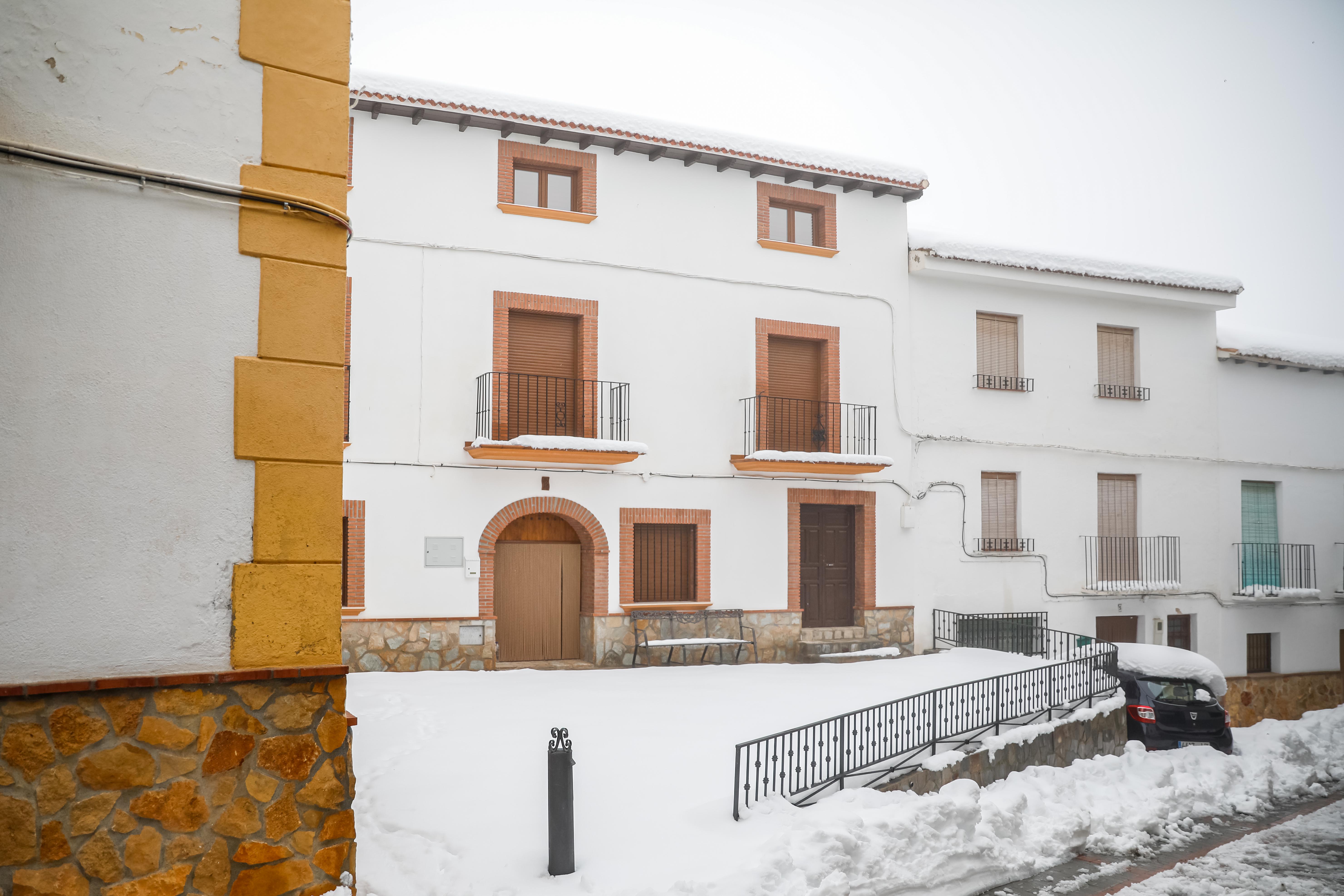 Son los propios vecinos los que arriman el hombro para abrir senderos en los muros de nieve,que ha dejado estampas para el recuerdo