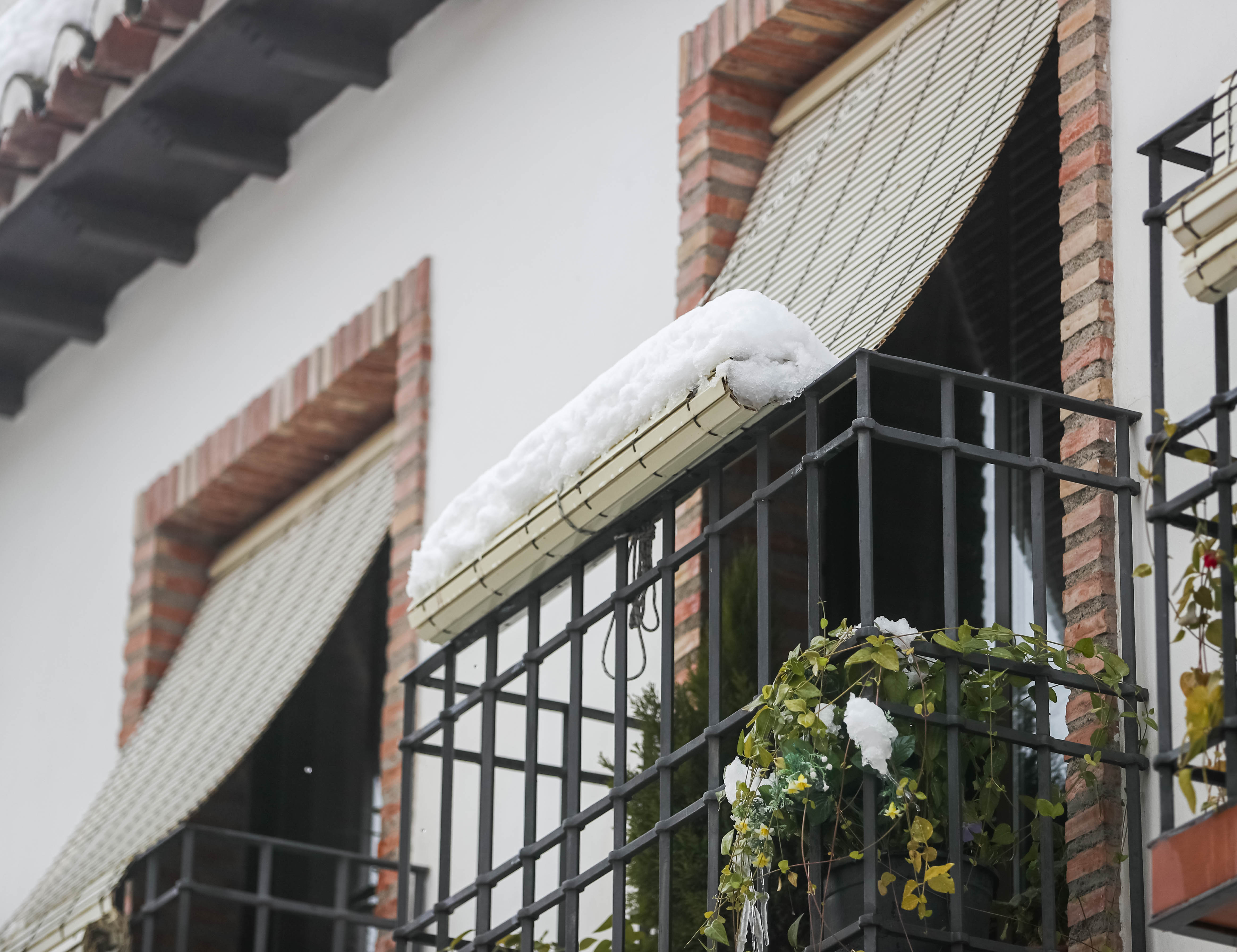 Son los propios vecinos los que arriman el hombro para abrir senderos en los muros de nieve,que ha dejado estampas para el recuerdo