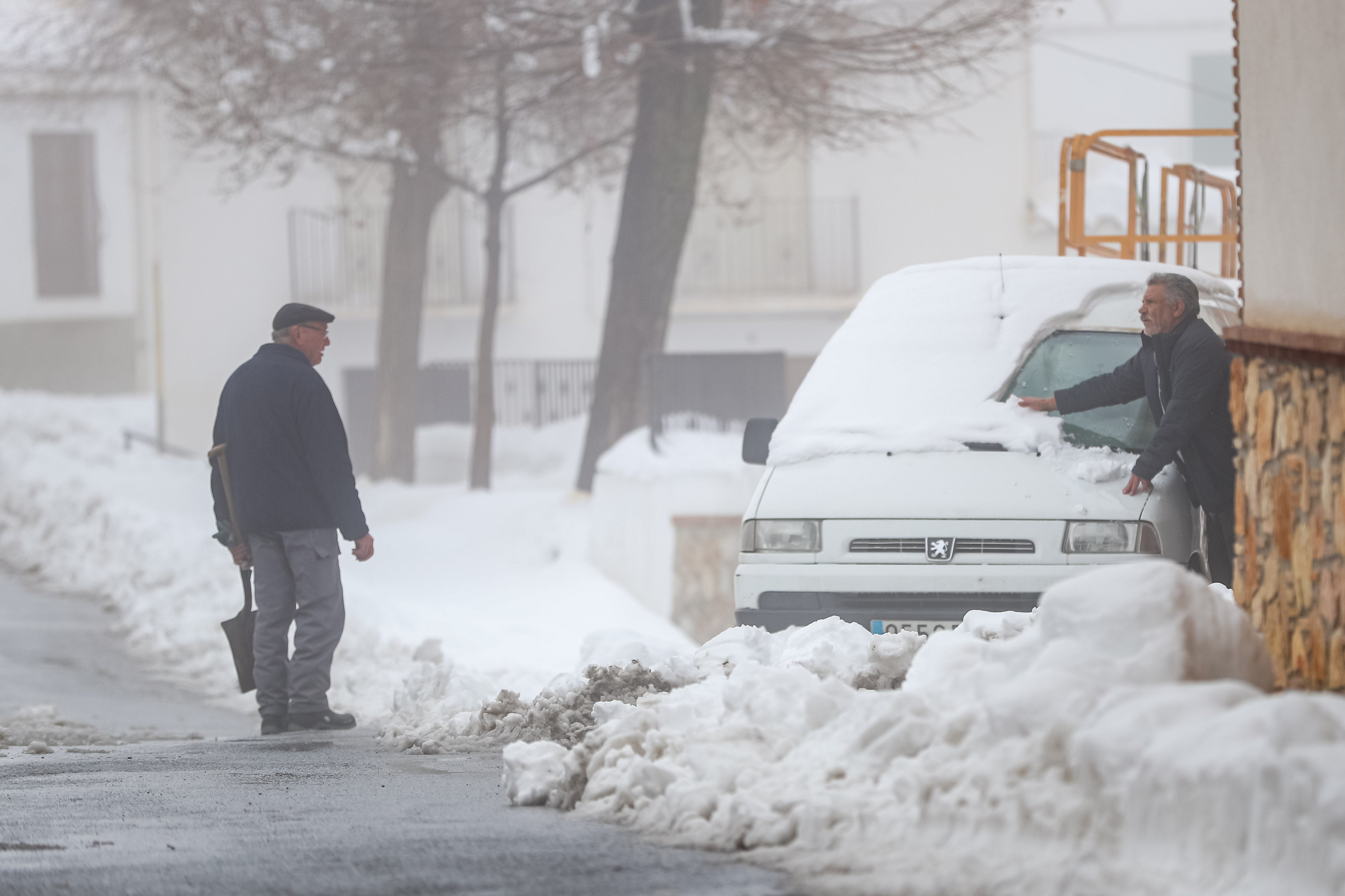 Son los propios vecinos los que arriman el hombro para abrir senderos en los muros de nieve,que ha dejado estampas para el recuerdo