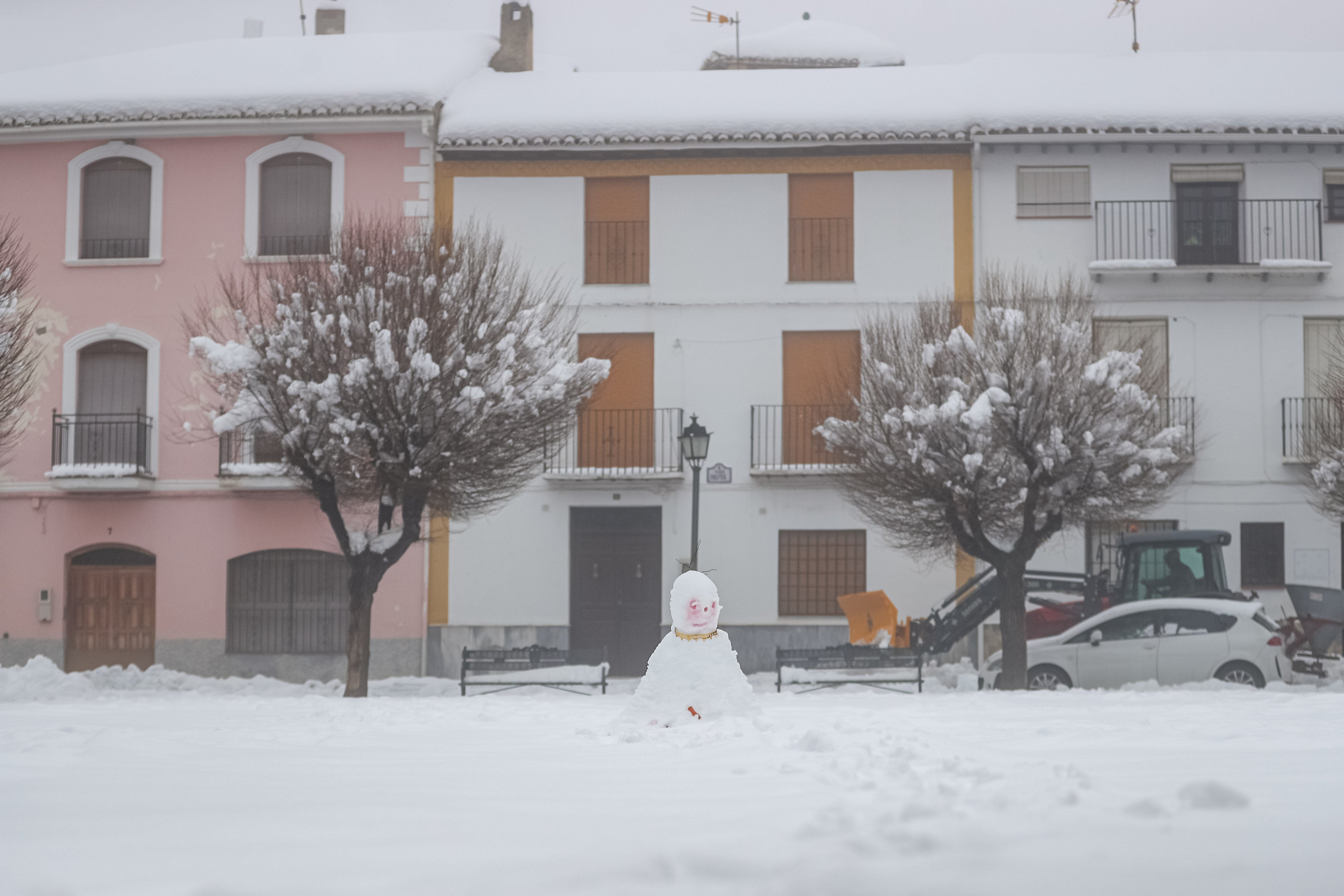 Son los propios vecinos los que arriman el hombro para abrir senderos en los muros de nieve,que ha dejado estampas para el recuerdo