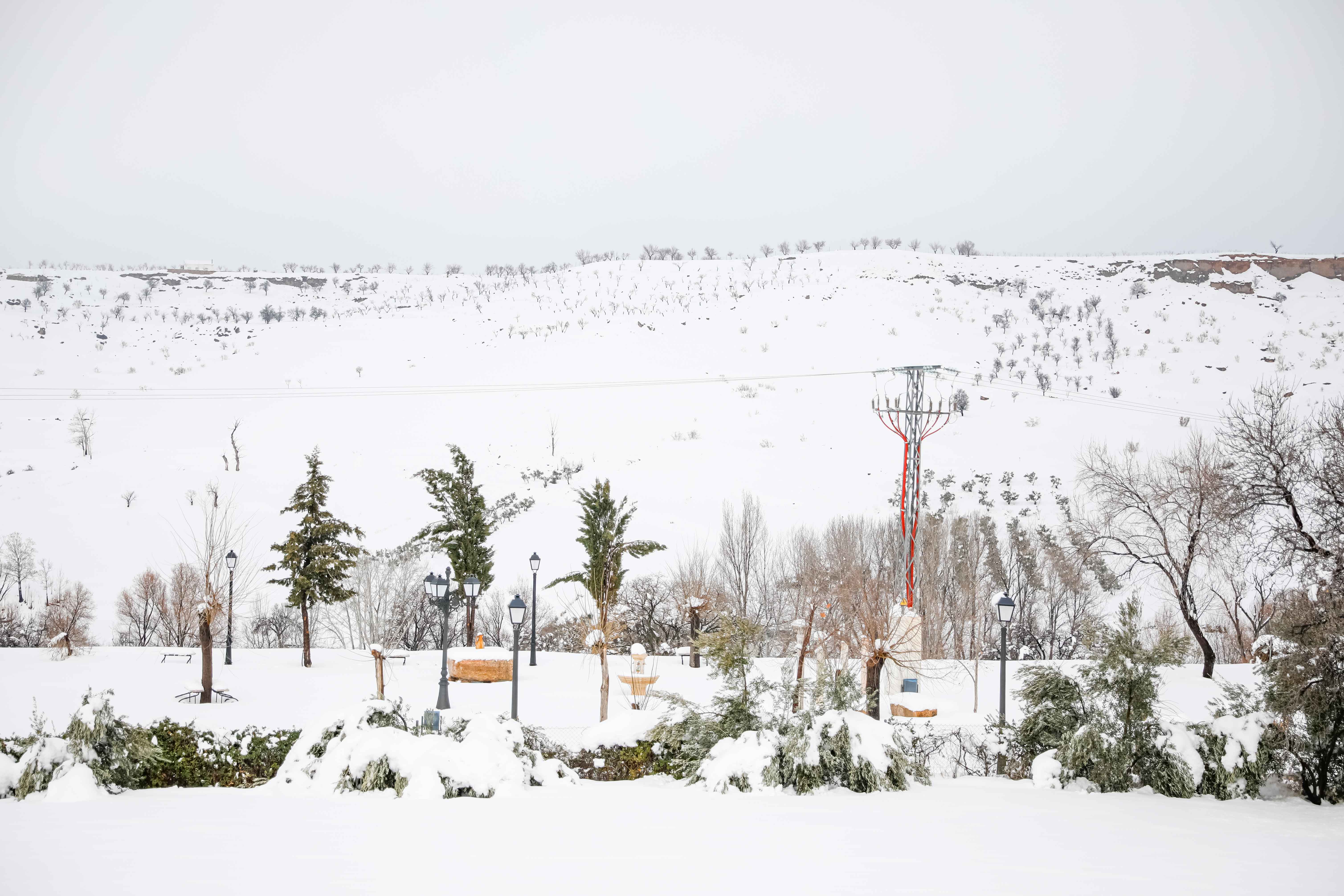 Son los propios vecinos los que arriman el hombro para abrir senderos en los muros de nieve,que ha dejado estampas para el recuerdo