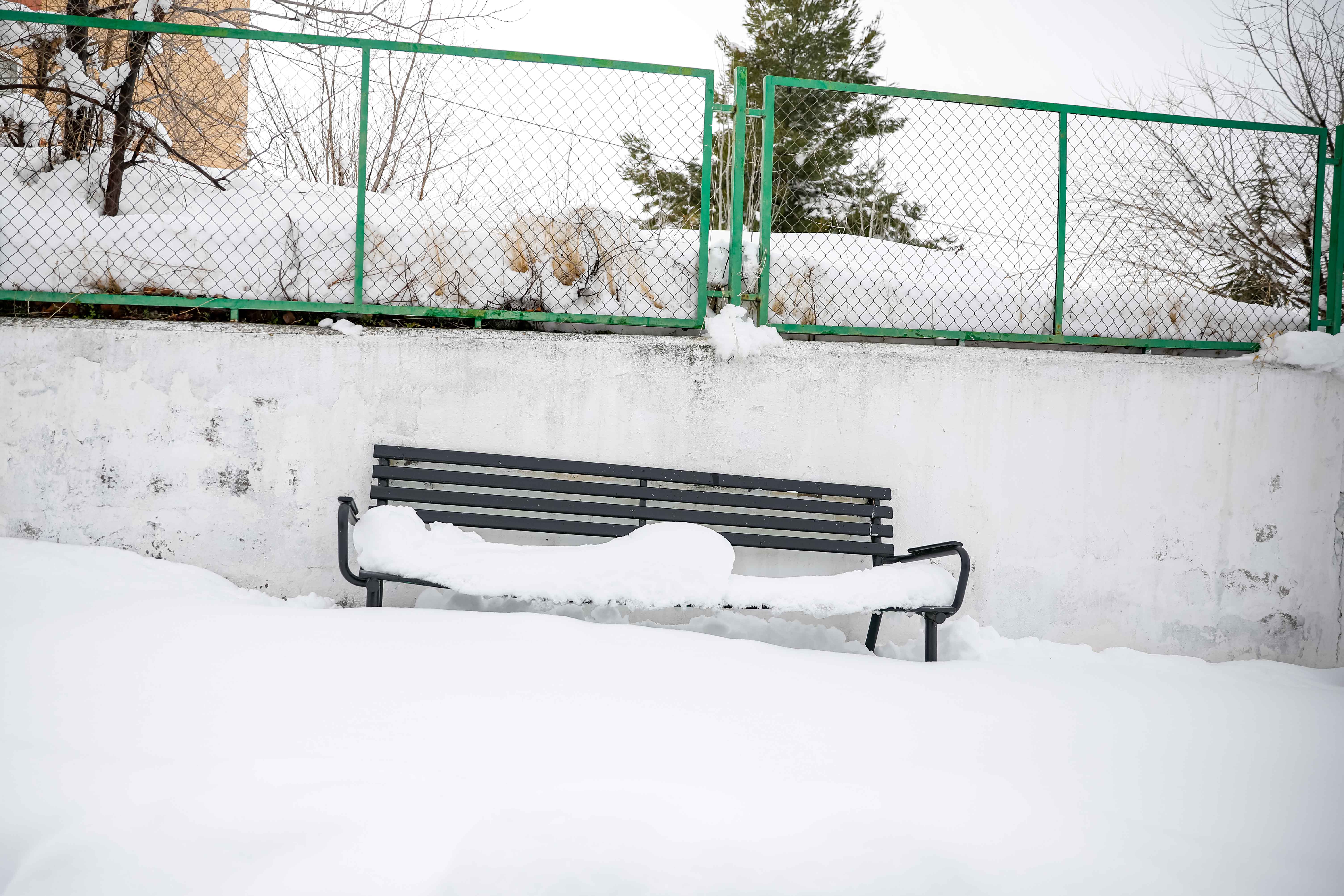 Son los propios vecinos los que arriman el hombro para abrir senderos en los muros de nieve,que ha dejado estampas para el recuerdo
