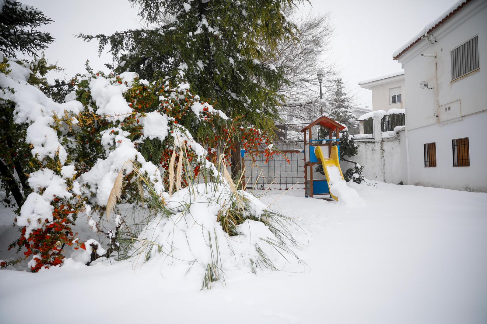 Son los propios vecinos los que arriman el hombro para abrir senderos en los muros de nieve,que ha dejado estampas para el recuerdo