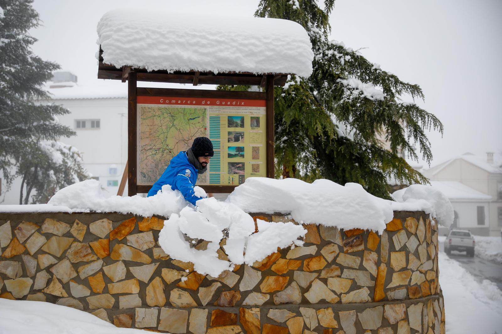 Son los propios vecinos los que arriman el hombro para abrir senderos en los muros de nieve,que ha dejado estampas para el recuerdo