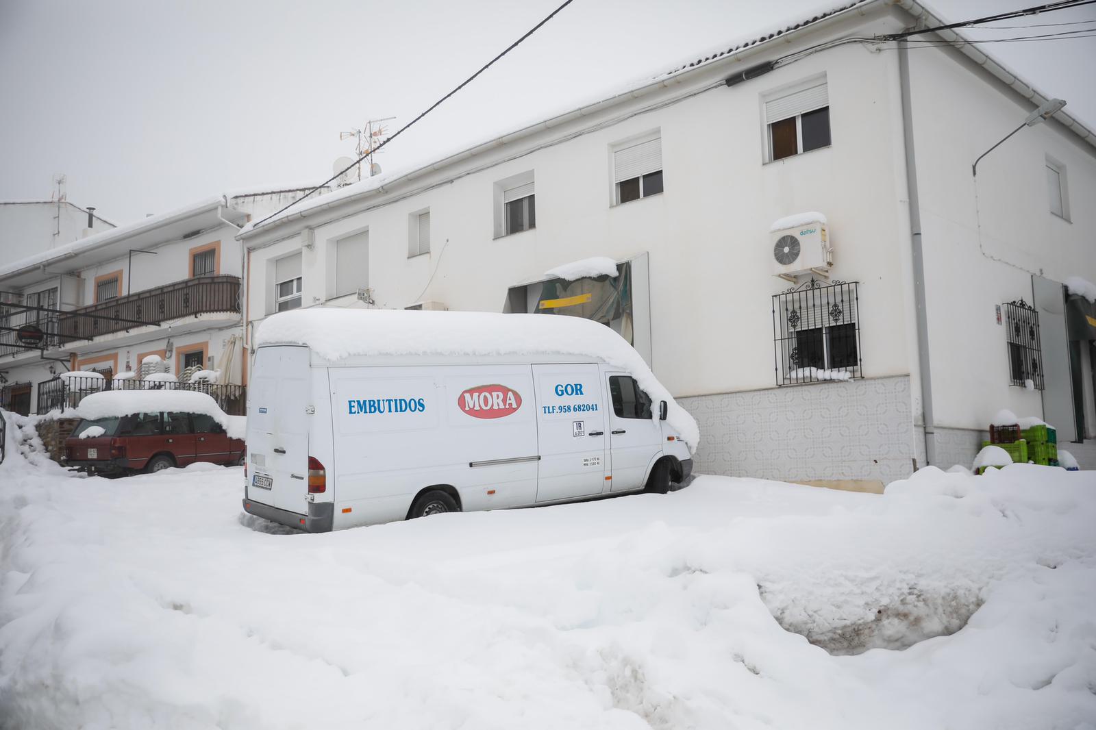 Son los propios vecinos los que arriman el hombro para abrir senderos en los muros de nieve,que ha dejado estampas para el recuerdo